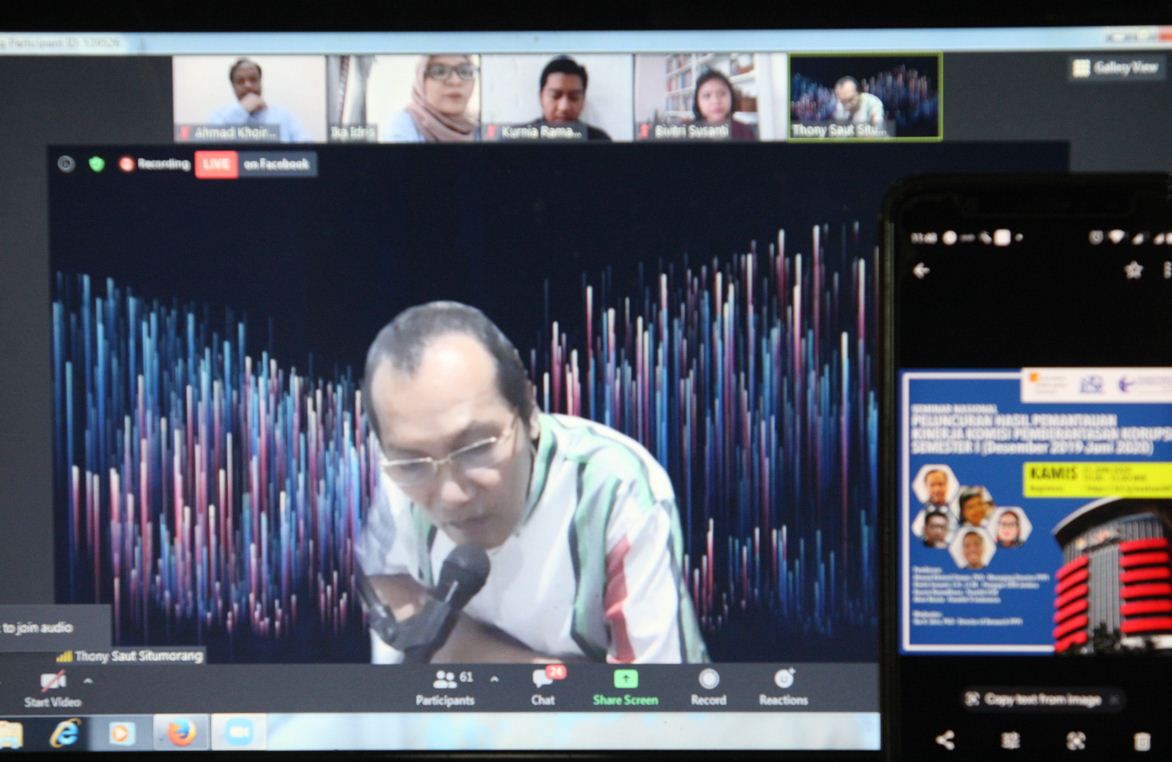 Mantan Wakil Ketua KPK Saut Situmorang menjadi narasumber dalam seminar nasional Evaluasi Kinerja KPK semester I di Jakarta, Kamis (25/6).