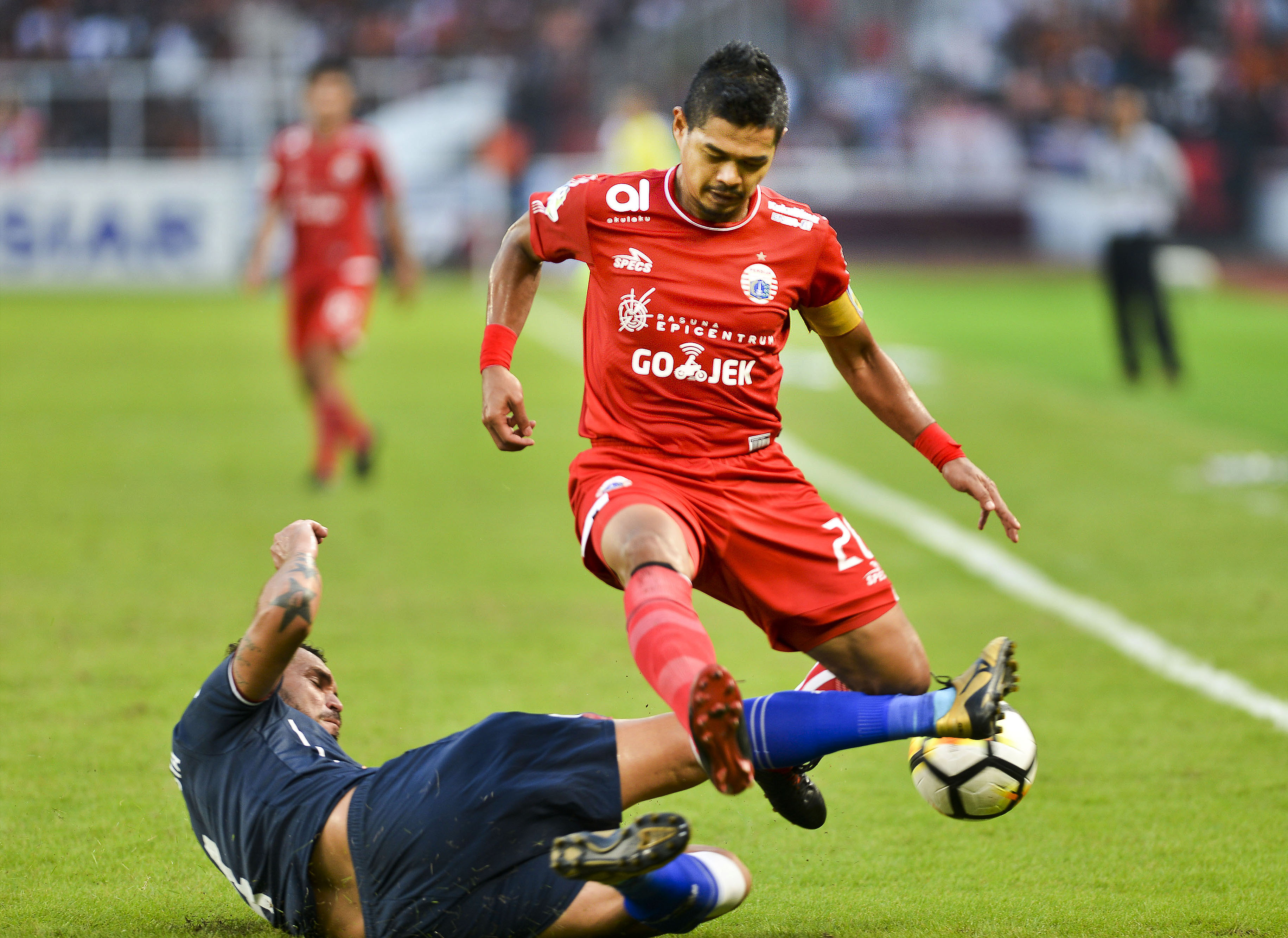 Bintang sepak bola nasional, Bambang Pamungkas, saat berlaga dalam pertandingan Liga 1.