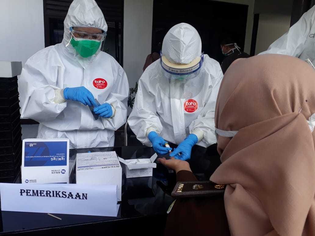 Pemeriksanaan rapid test mendeteksi Covid-19