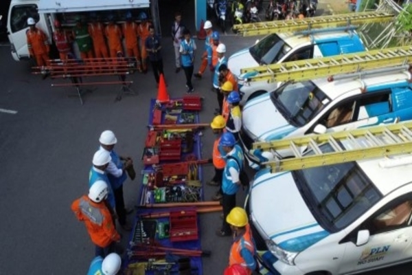 Ilustrasi -- Petugas PLN