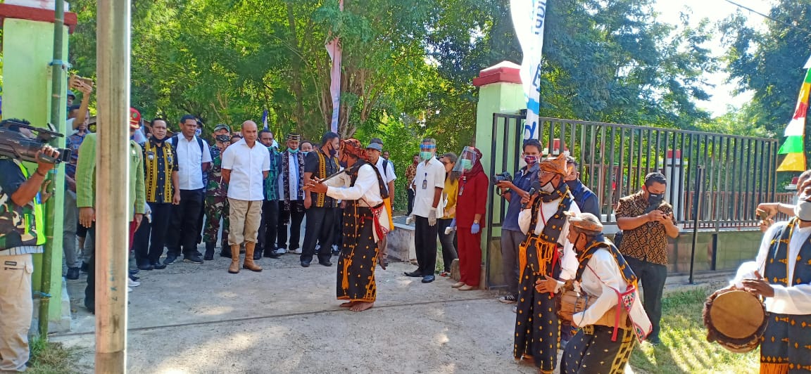 Gubernur NTT, Victor Laiskodat dalam kunjungan kerjannya di kecamatan Riung, Kabupaten Ngada, NTT.