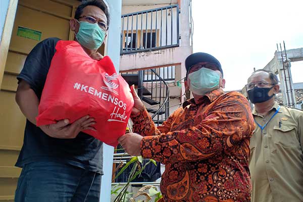 Dirjend Pemberdayaan Sosial Kementerian Sosial, Edi Suharto, menyerahkan bantuan sosial, di Kecamatan Ngamprah, Bandung Barat, kemarin.