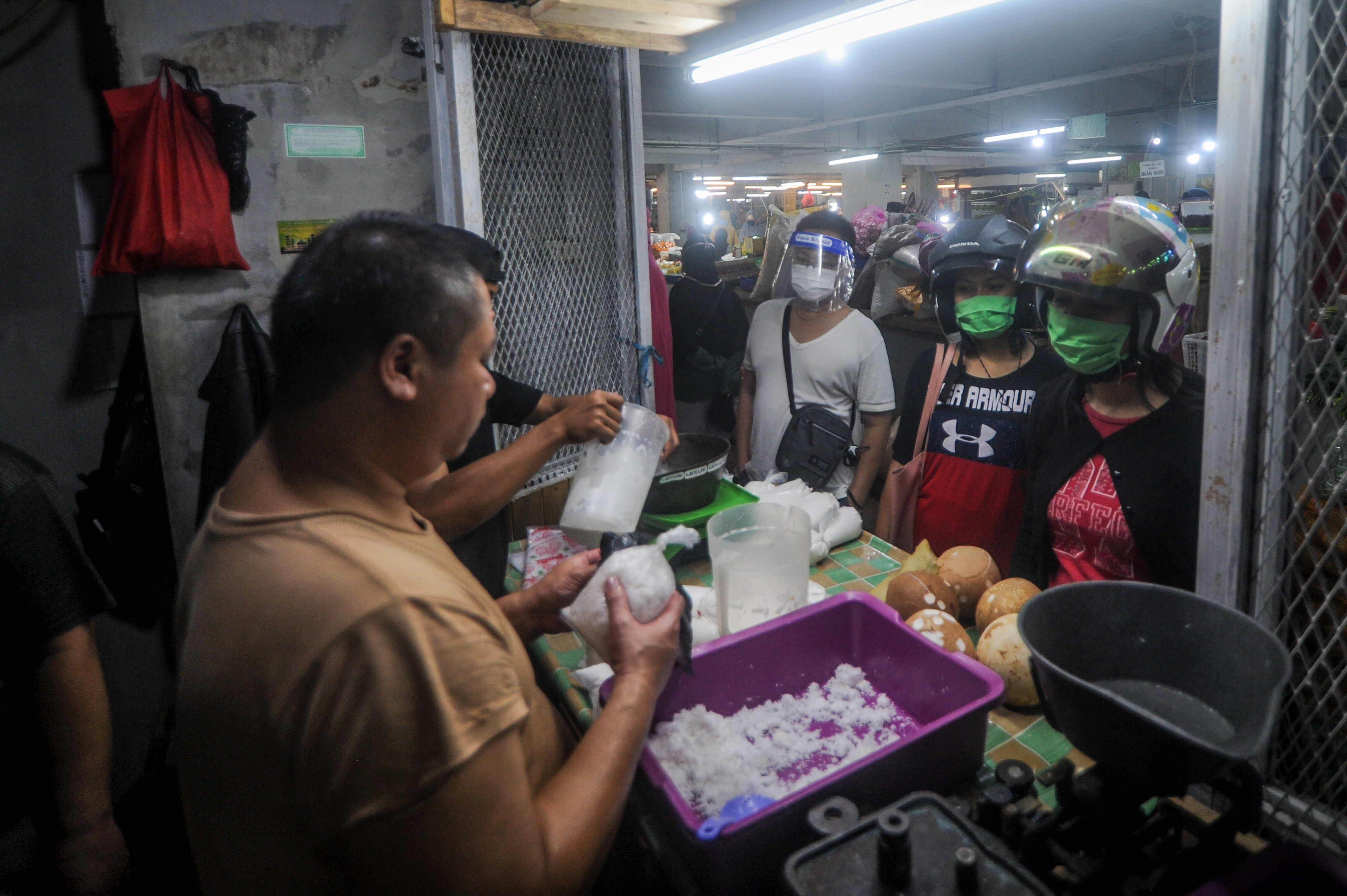 Warga membeli barang kebutuhan di Pasar Tradisional Kosambi di Bandung, Jawa Barat, seusai pelonggaran jam operasional pasar.