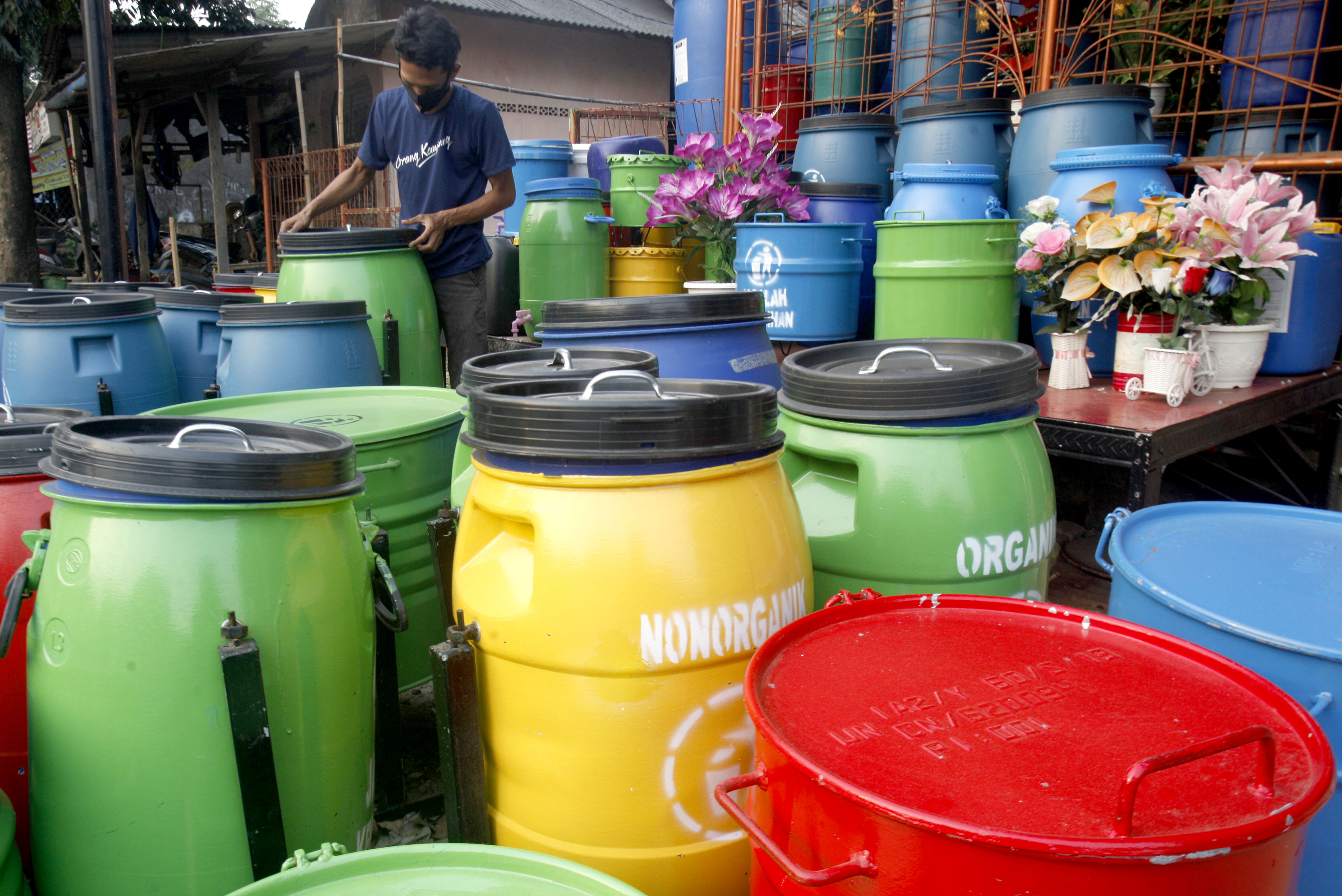  Perajin menata tempat sampah hasil daur ulang di Pondok Rajeg, Cibinong, Bogor, Jawa Barat.