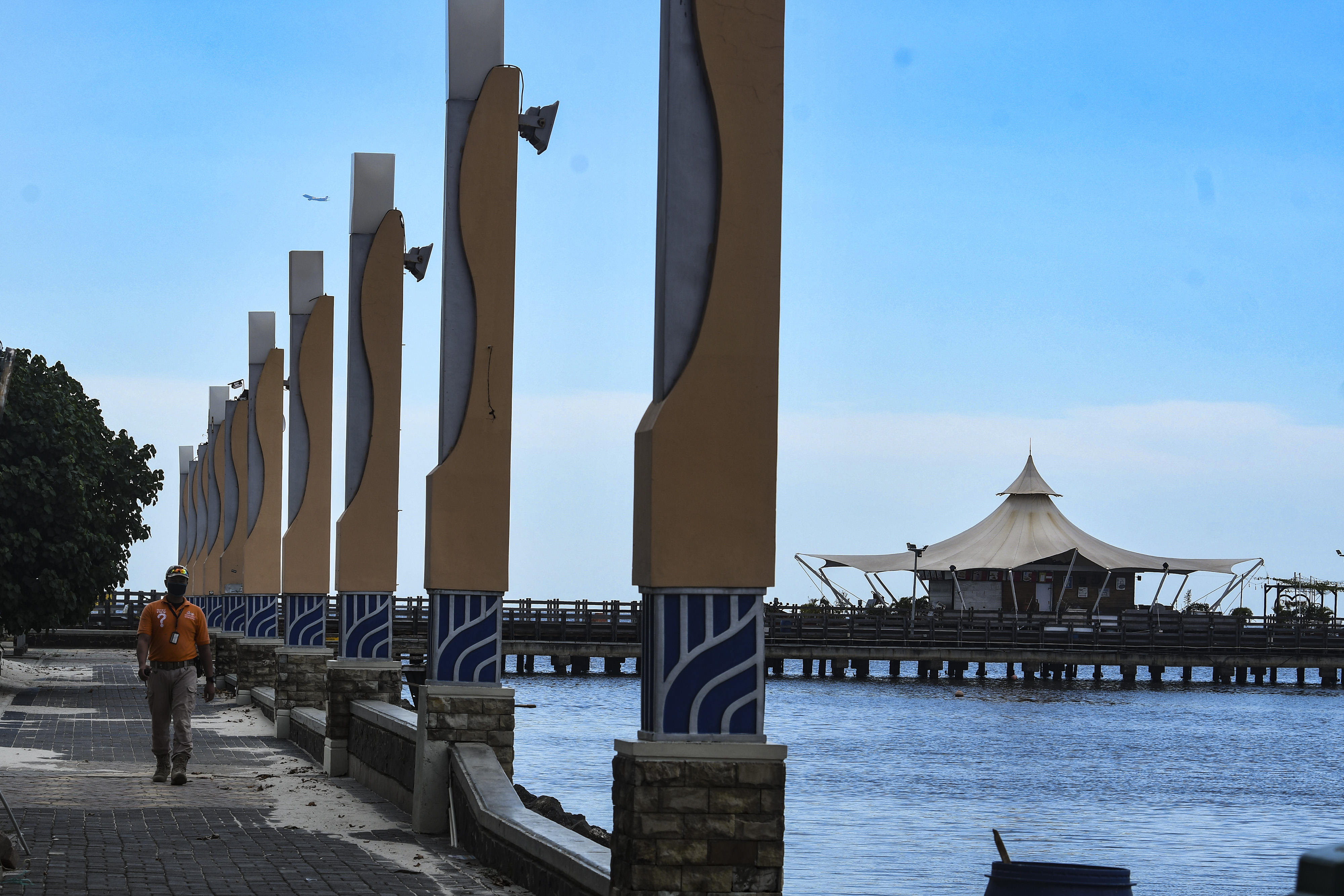 Petugas berpatroli di kawasan Ancol Jakarta, yang sebentar lagi dibuka.