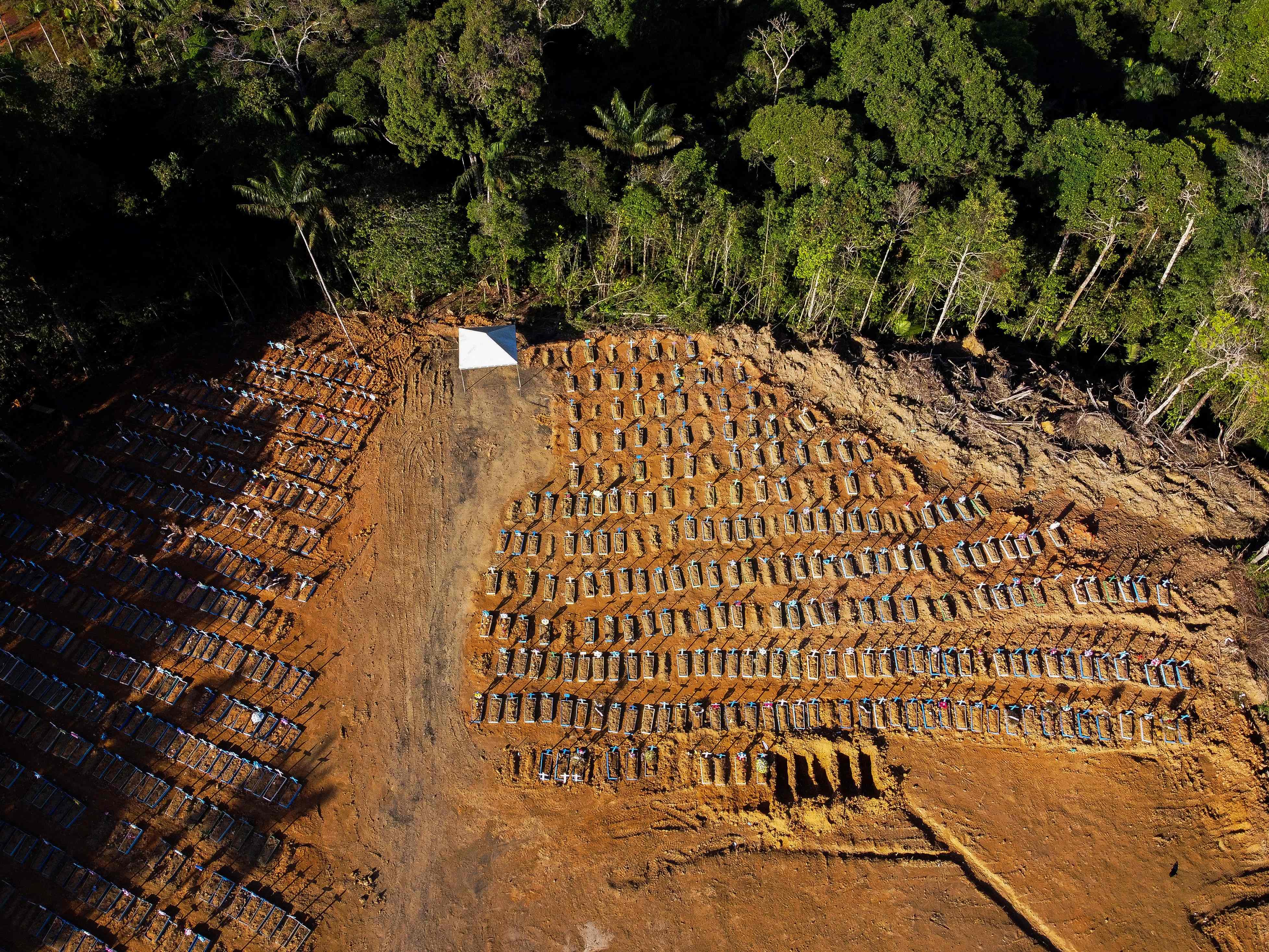 Foto udara memperlihatkan kuburan di pemakaman Nossa Senhora Aparecida di Manaus pada 21 Juni 2020.