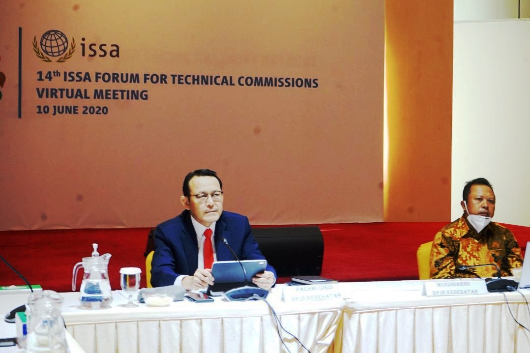 Direktur Utama BPJS Kesehatan Fachmi Idris (kiri) didampingi Direktur Perencanaan dan Pengembangan BPJS Kesehatan Mundiharno.