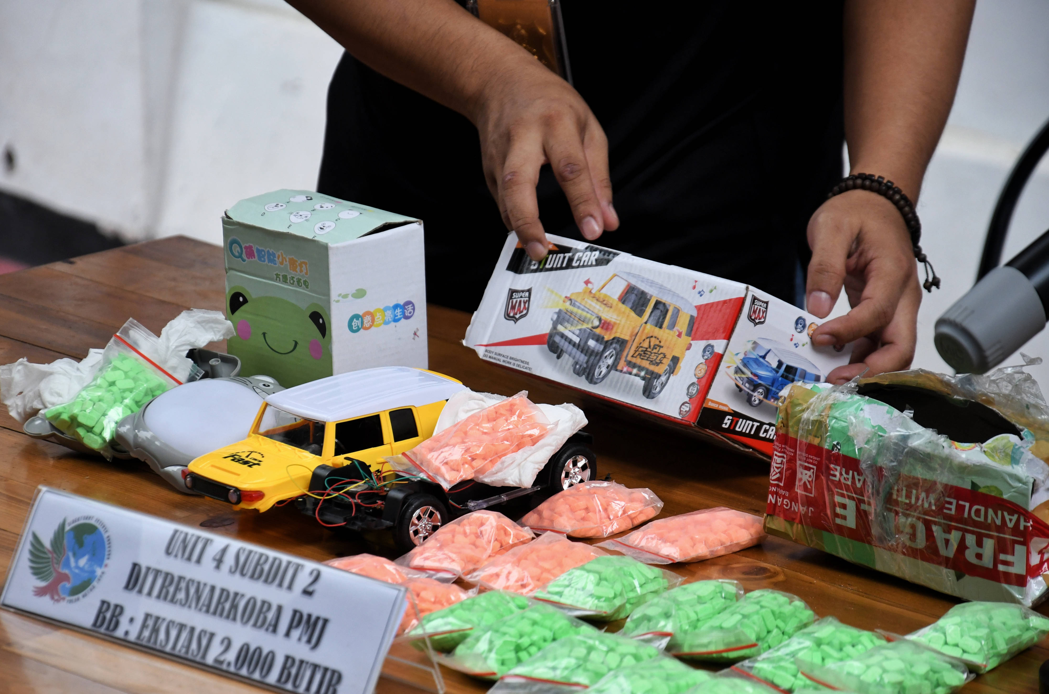 Pengungkapan kasus narkoba berupa ekstasi di Polda Metro Jaya