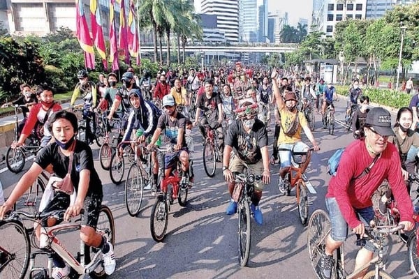 Warga ramai-ramai bersepeda transisi di Jalan Jenderal Sudirman, Jakarta, kemarin.
