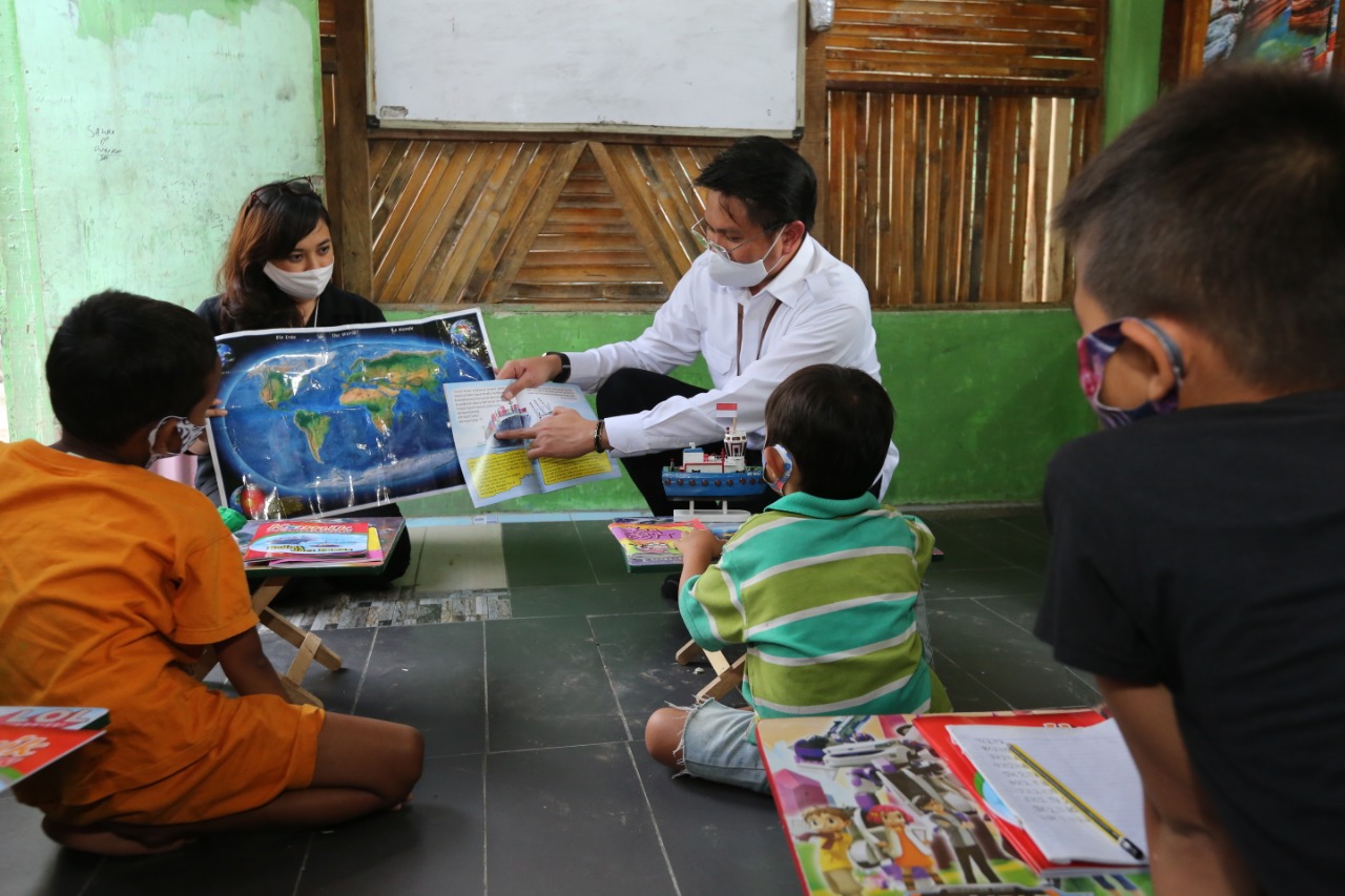 SVP Corporate Secretary Pelindo 1 Imron Eryandy (kanan) memberikan edukasi kepada warga di Bantaran Sungai Deli, Kota Medan, Selasa (16/6).