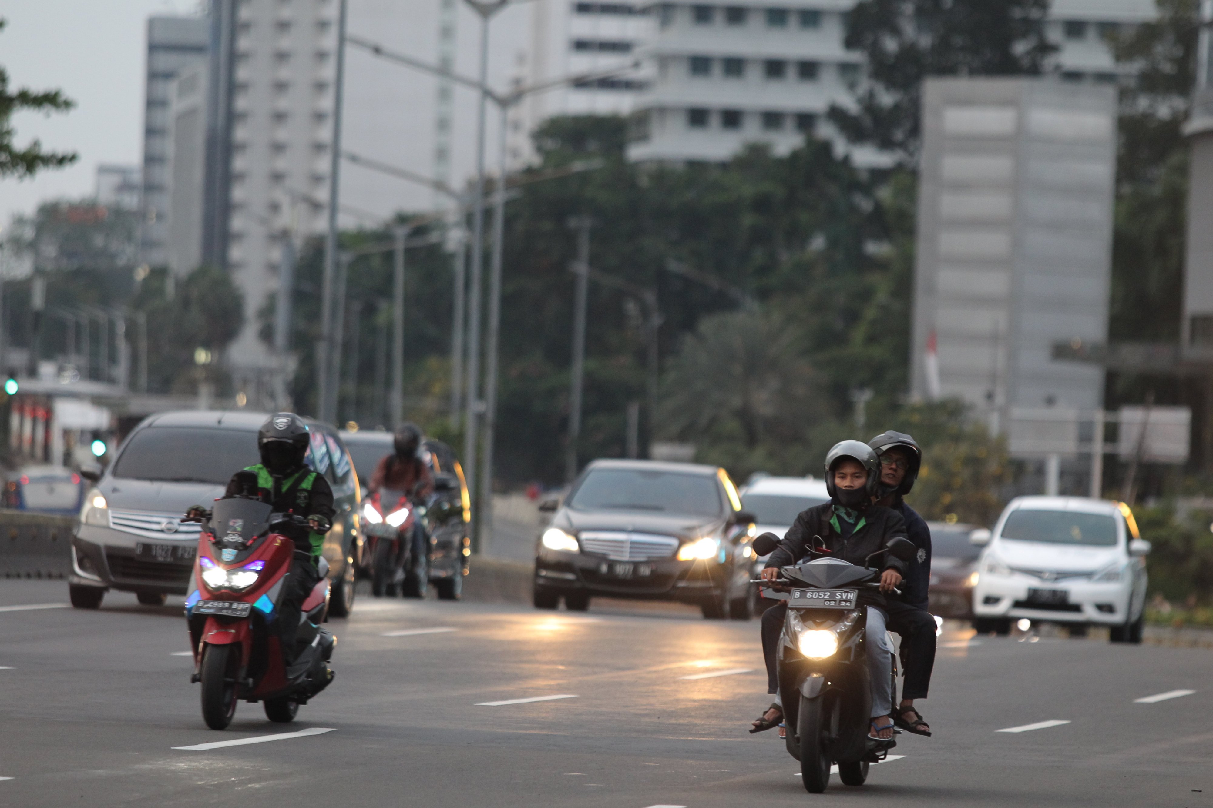 Kendaraan bermotor melintas di kawasan ganjil-genap Jalan Sudirman dan Jalan HR Rasuna Said, Jakarta, Sabtu (6/6/20).