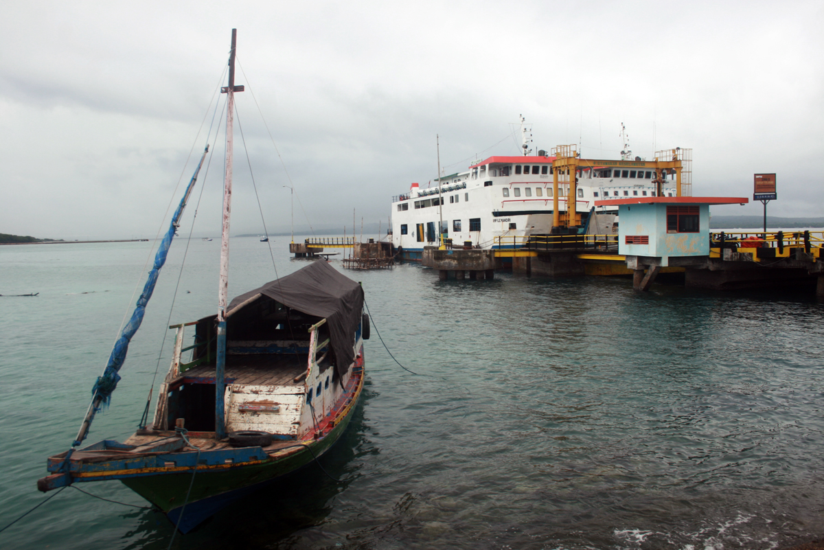 Pelabuhan Penyeberangan Bolok, Kupang, Nusa Tenggara Timur (NTT), Kamis (18/6), sepi aktivitas karena pelayaran ditutup akibat cuaca buruk.