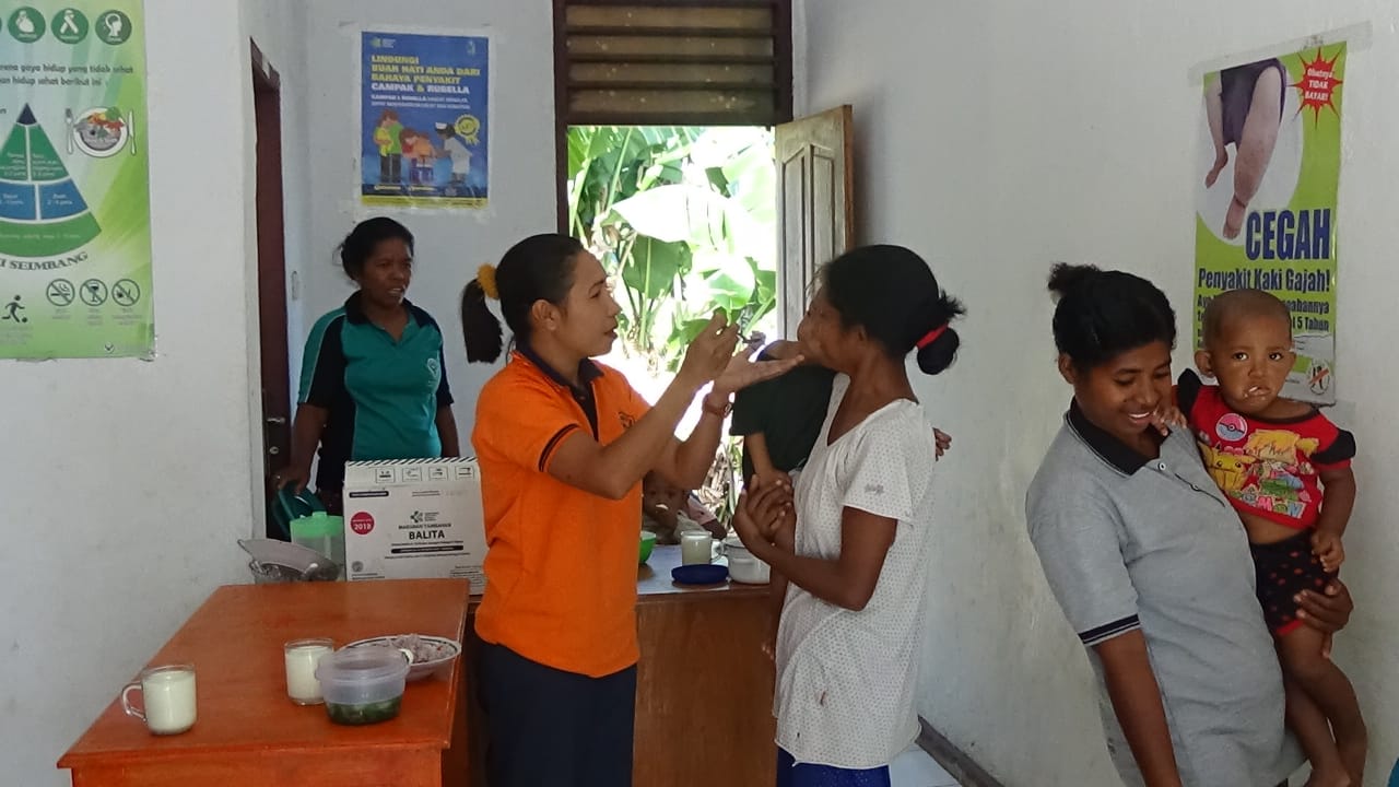 Petugas kesehatan di puskesmas memeriksa kesehatan balita. Pemkab Flores Timur menargetkan tahun ini zero stunting.