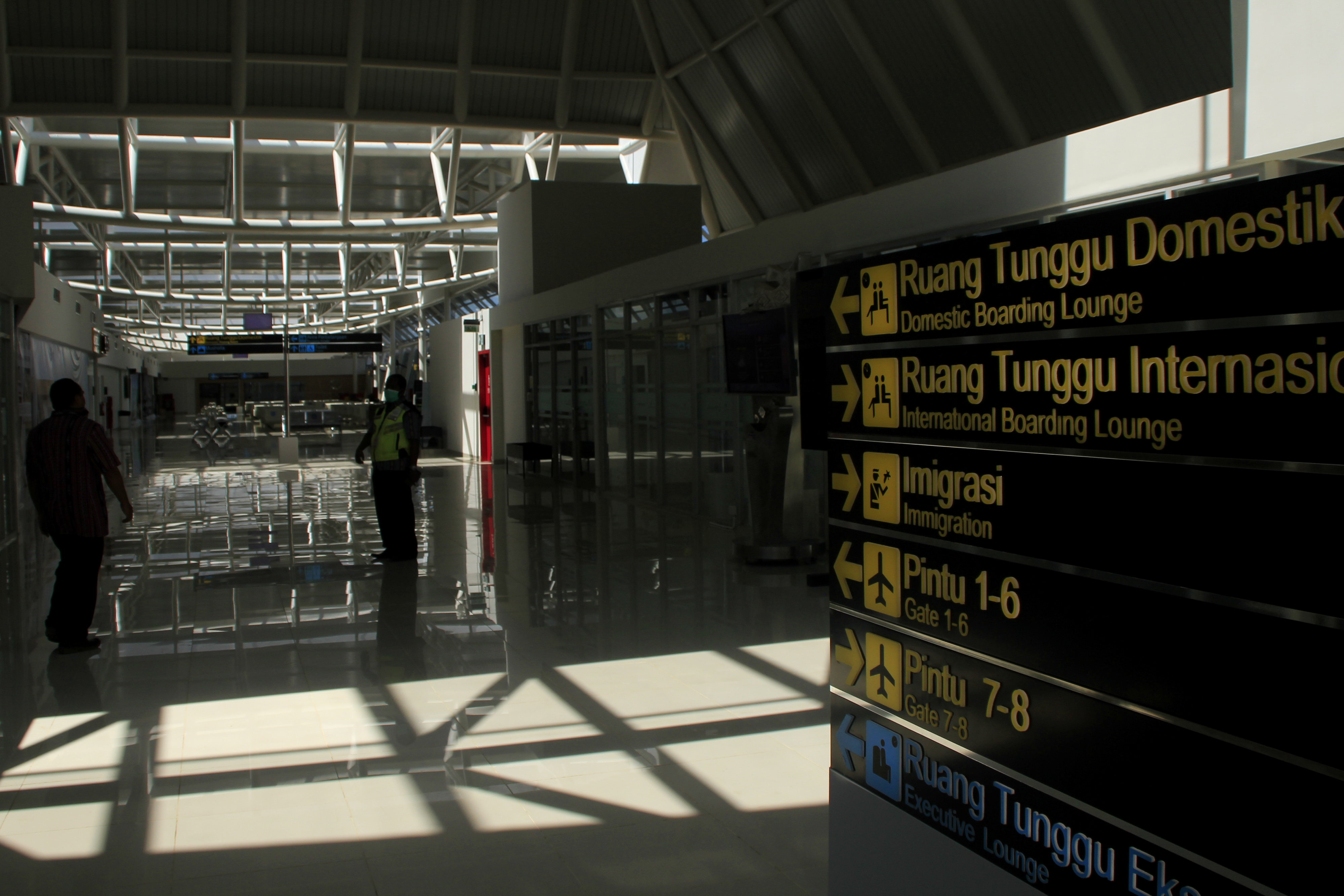 Sejumlah petugas bandara memeriksa situasi di ruang tunggu Bandara El Tari Kupang, NTT,Selasa (28/4/2020).