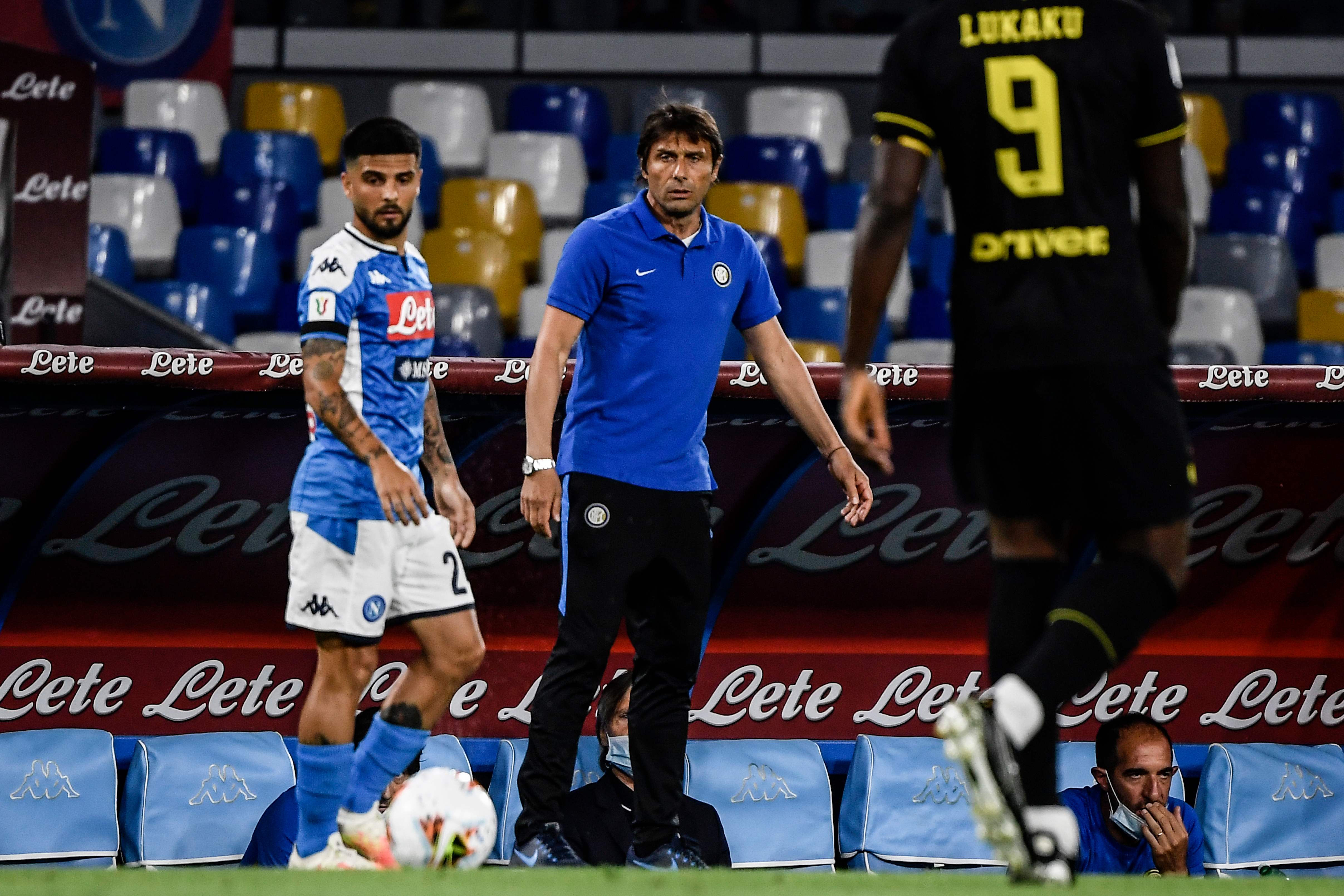 Pelatih Inter Milan, Antonio Conte, memperhatikan pergerakan timnya dalam laga melawan Napoli.