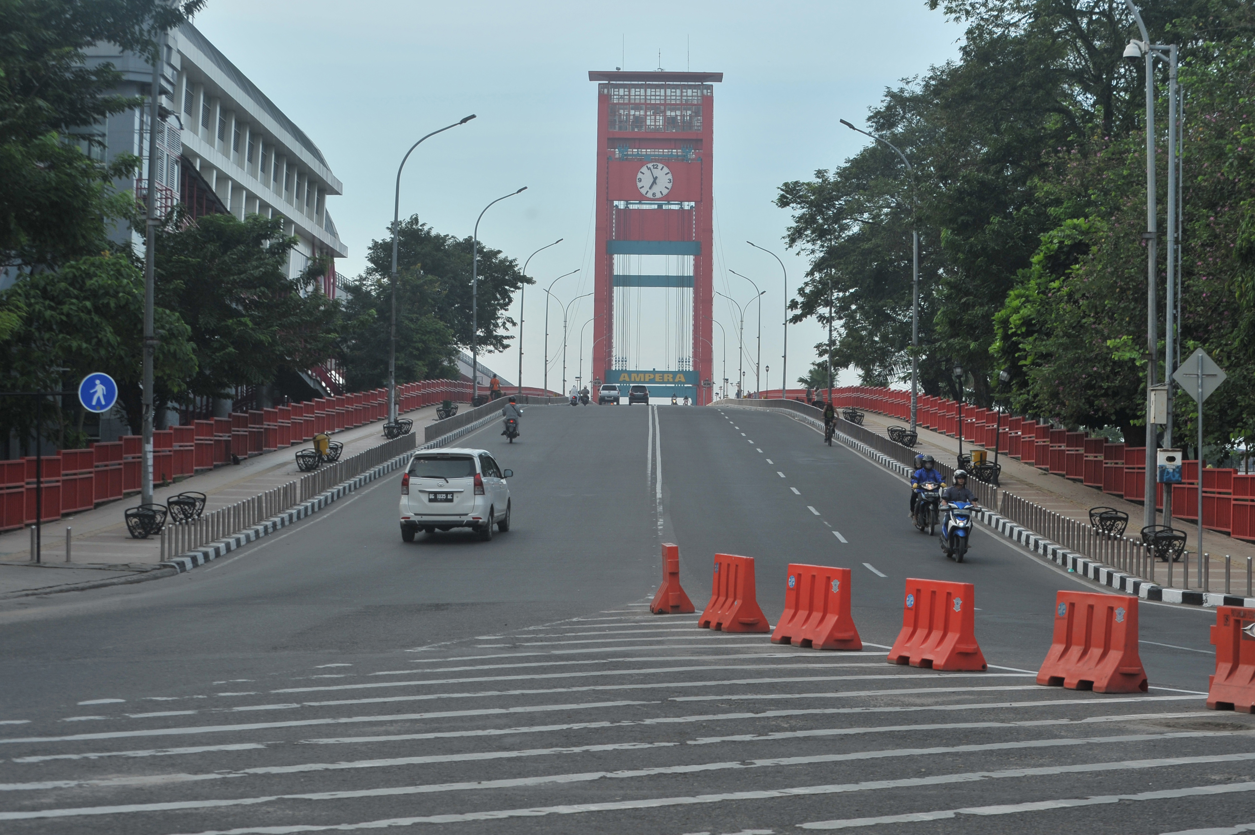 Suasana lalu lintas di Jembatan Ampera Palembang selama PSBB.