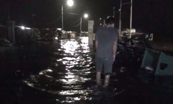 Banjir rob melanda Pelabuhan Kaliadem hingga pemukiman warga di Muara Angke, Penjaringan, Jakarta Utara, Kamis (4/6/2020) malam.