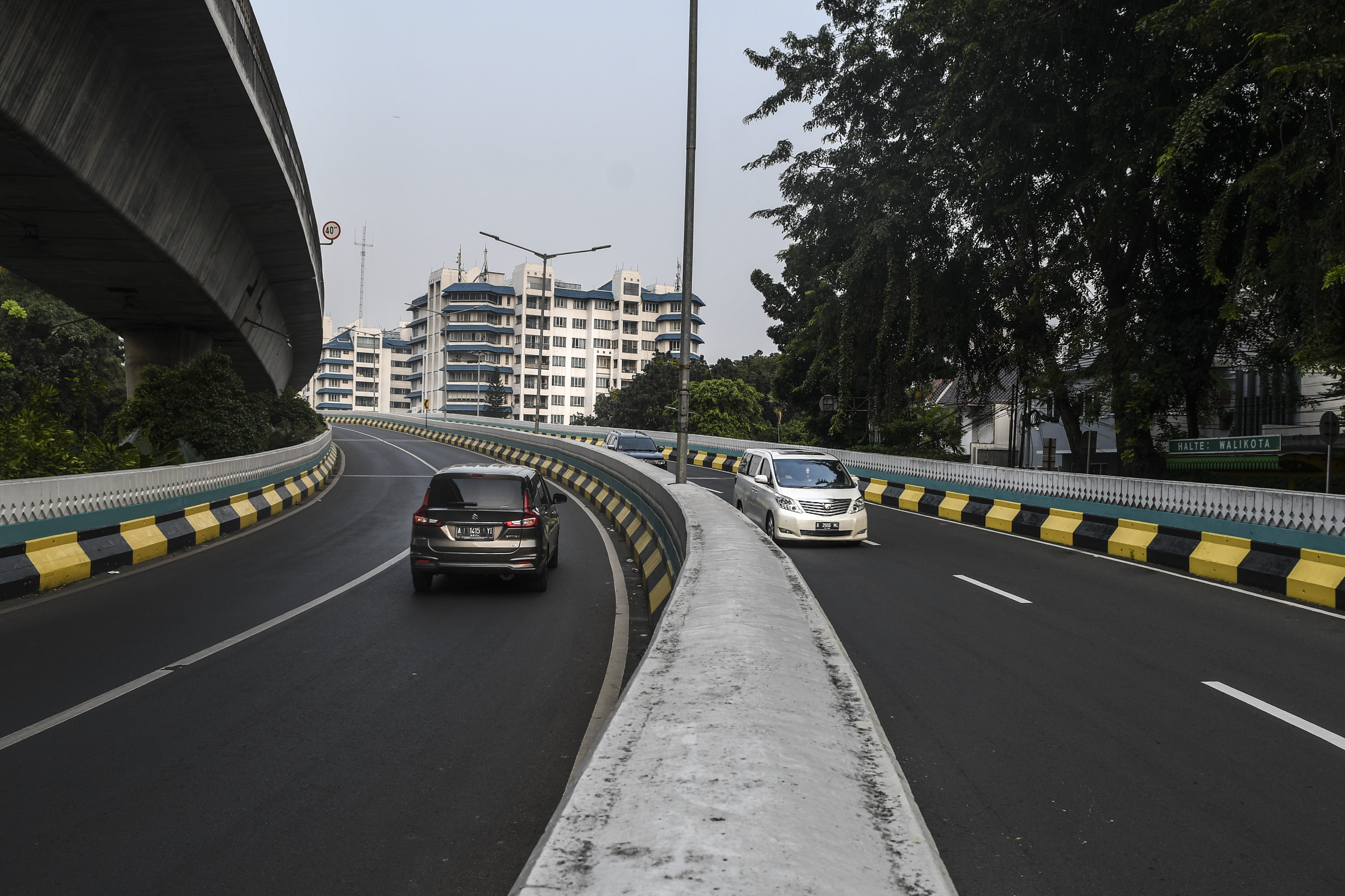 Kendaraan melintas di Jalan Layang Non Tol Antarasari, Jakarta, Sabtu (27/6/2020).