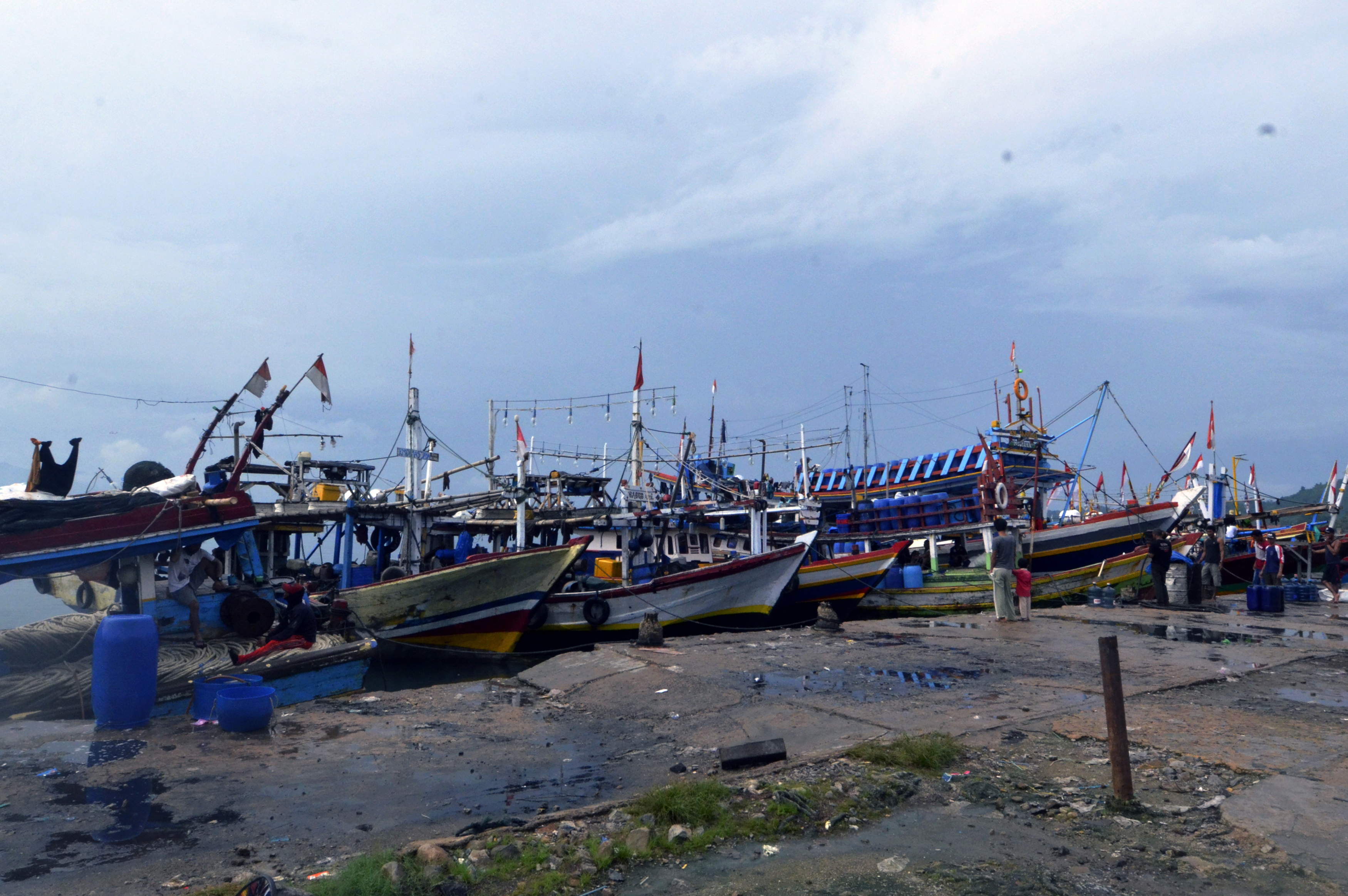Sejumlah perahu nelayan bersandar di Pelabuhan Pelelangan Ikan Lampasing, Bandar Lampung, Lampung, Senin (22/6).
