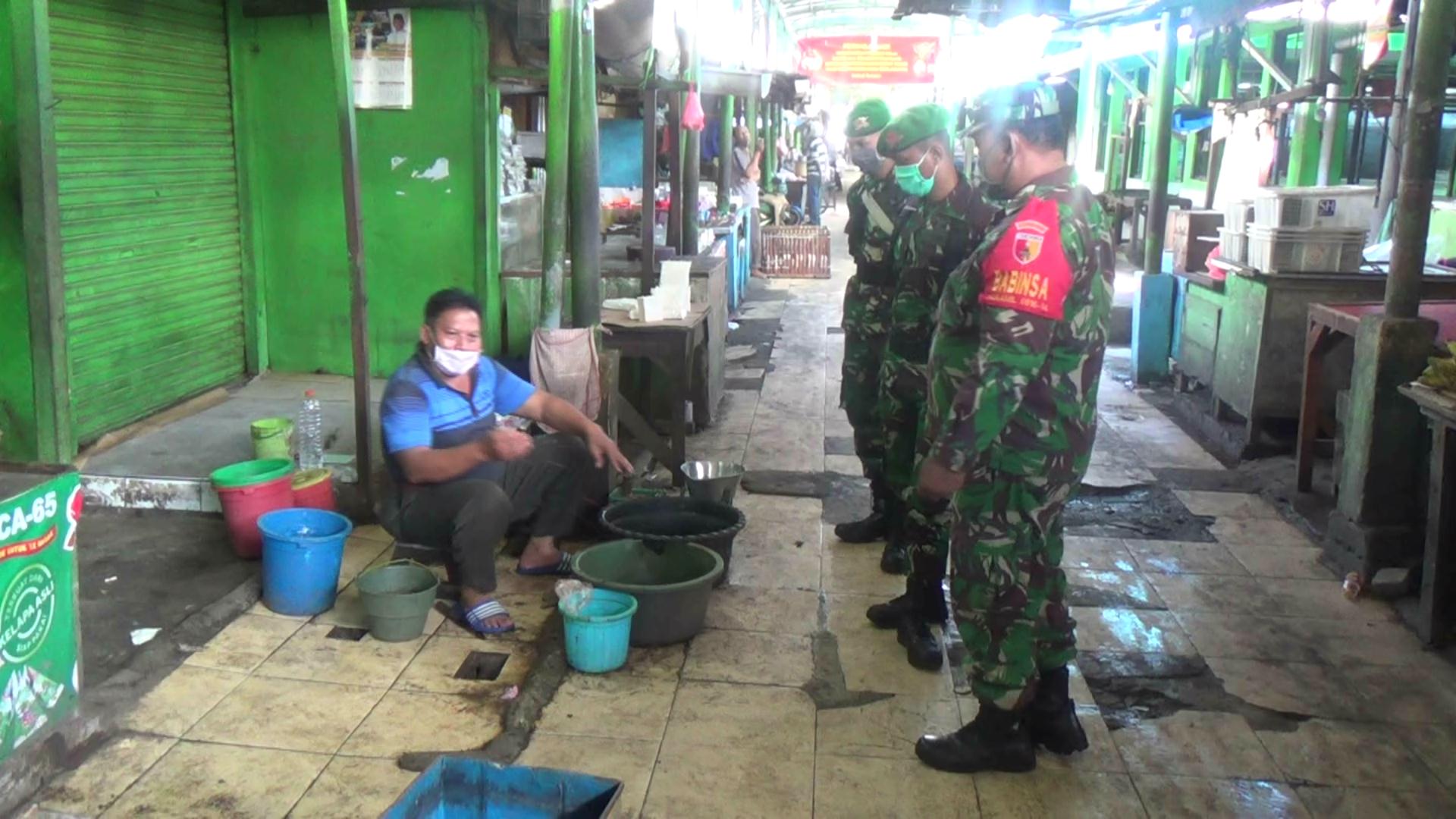 Petugas dari TNI dan Polri menjemput pedagang Pasar Taman, Kabupaten Sidoarjo yang ogah rapid test massal.