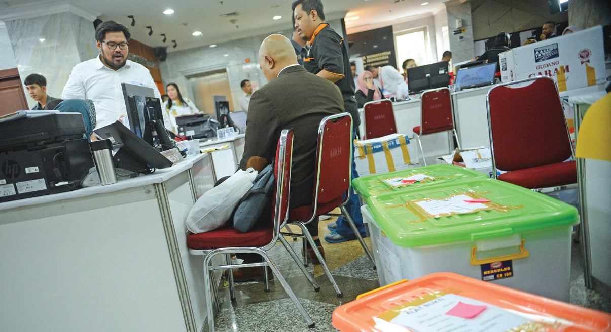 Petugas disaksikan tim hukum memeriksa berkas-berkas dan dokumen terkait sengketa hasil pemilu legislatif di gedung MK, Medan Merdeka Barat.