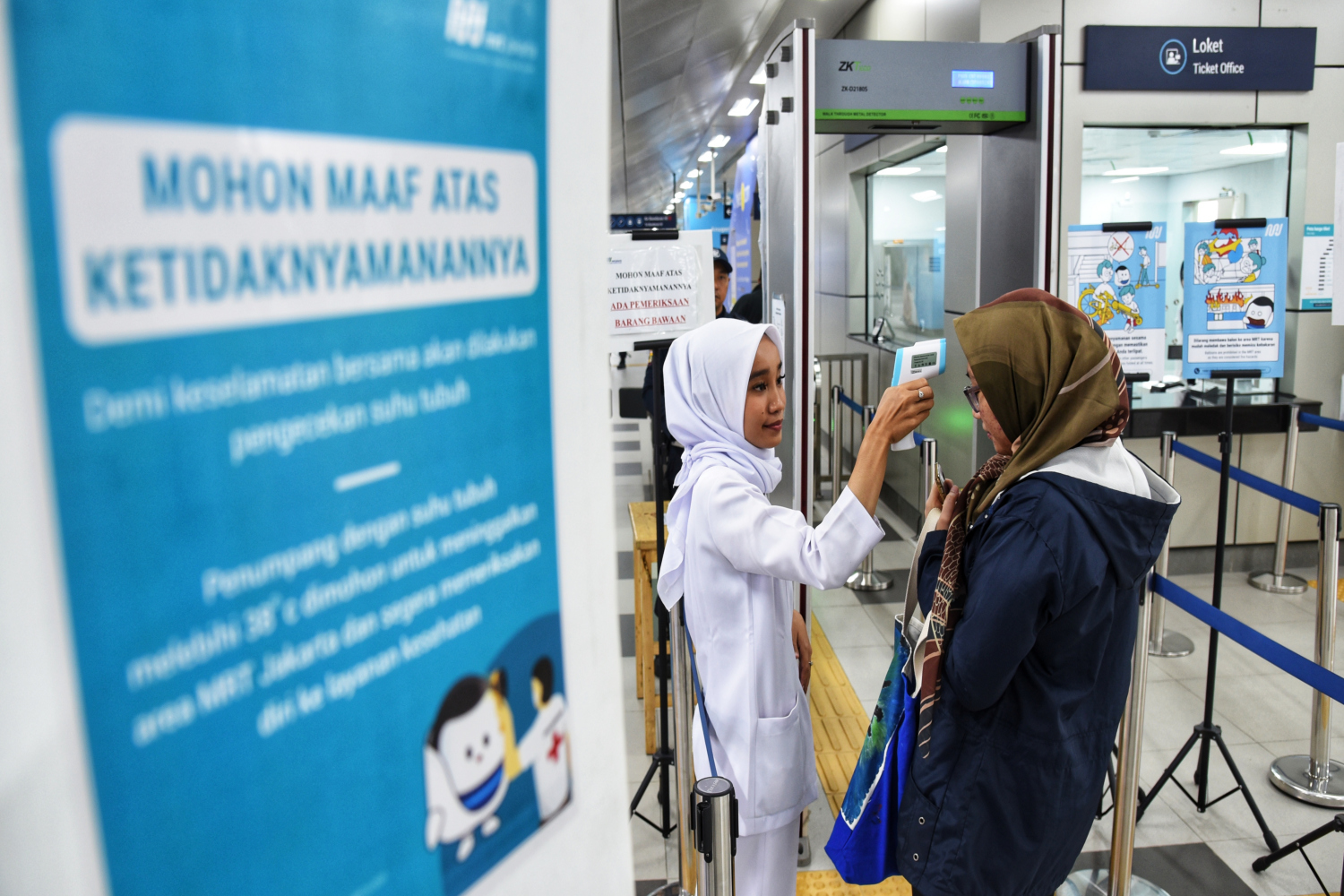 Pengecekan suhu tubuh di salah satu stasiun MRT Jakarta
