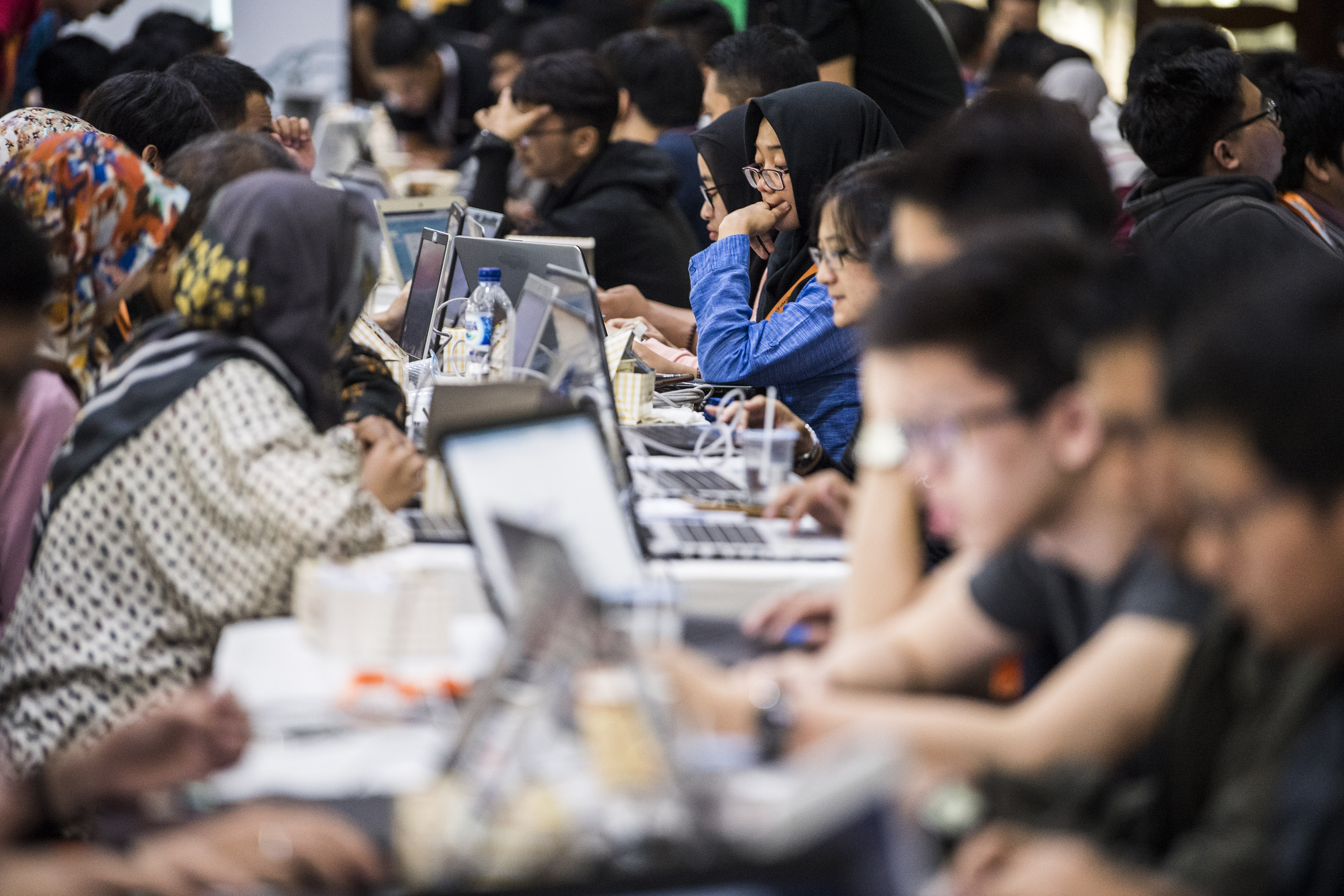 Ratusan mahasiswa mengikuti pelatihan komputasi awan (cloud computing) di di Aula Timur Kampus ITB, Bandung, Jawa Barat.