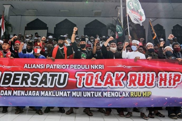 Masyarakat yang tergabung dalam Aliansi Patriot Peduli NKRI deklarasi menolak RUU Haluan Idelogi Pancasila (RUU HIP) di Bekasi, Jawa Barat,