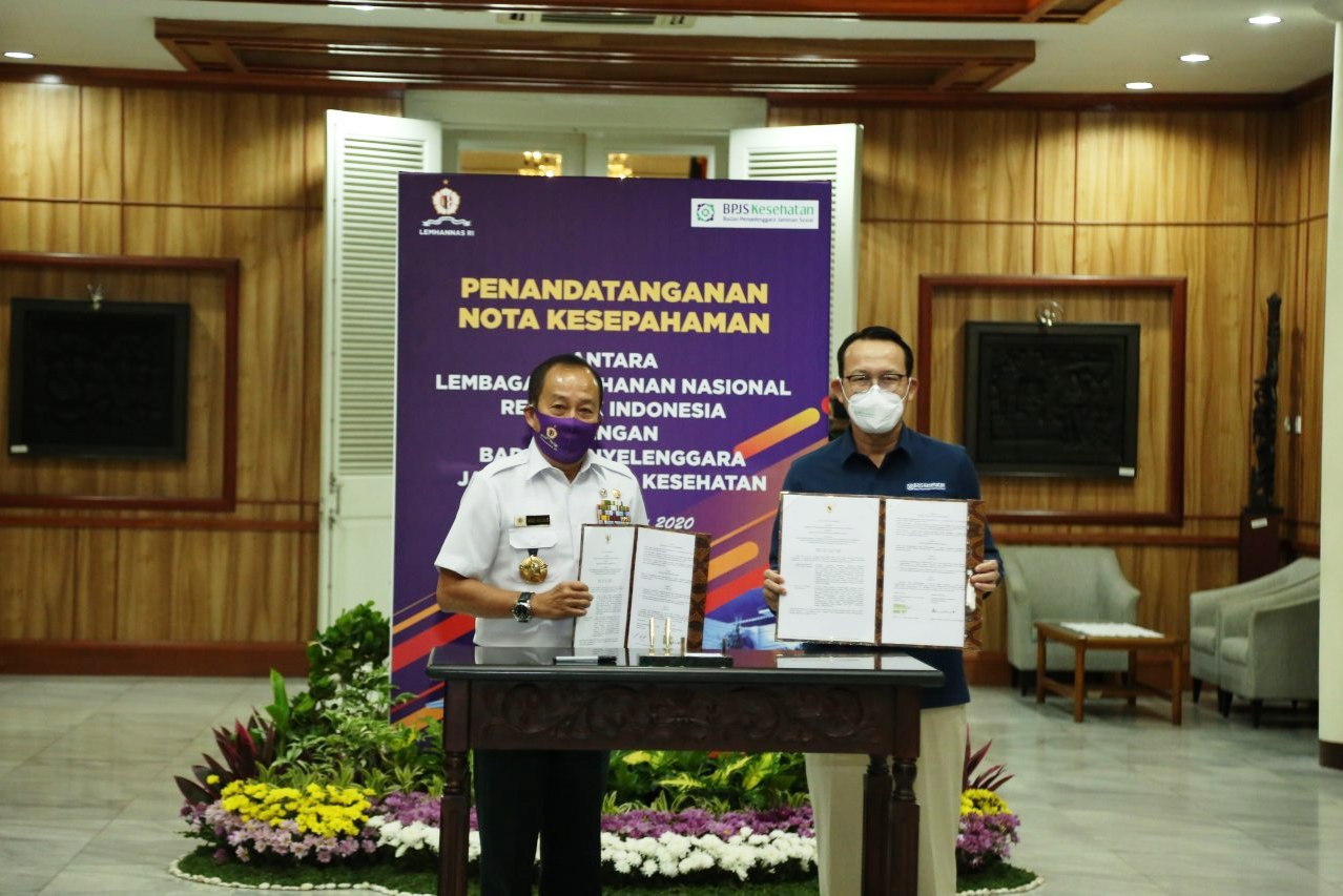 Direktur Utama BPJS Kesehatan Fachmi Idris (kanan) dan Gubernur Lemhannas RI Letjen TNI (Purn) Agus Widjojo.