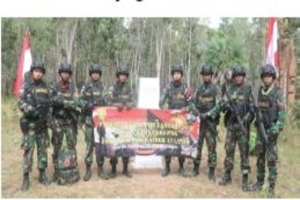 Satgas Pamtas Yonmek Raider 411/PDW di depan patok wilayah perbatasan RI-PNG.