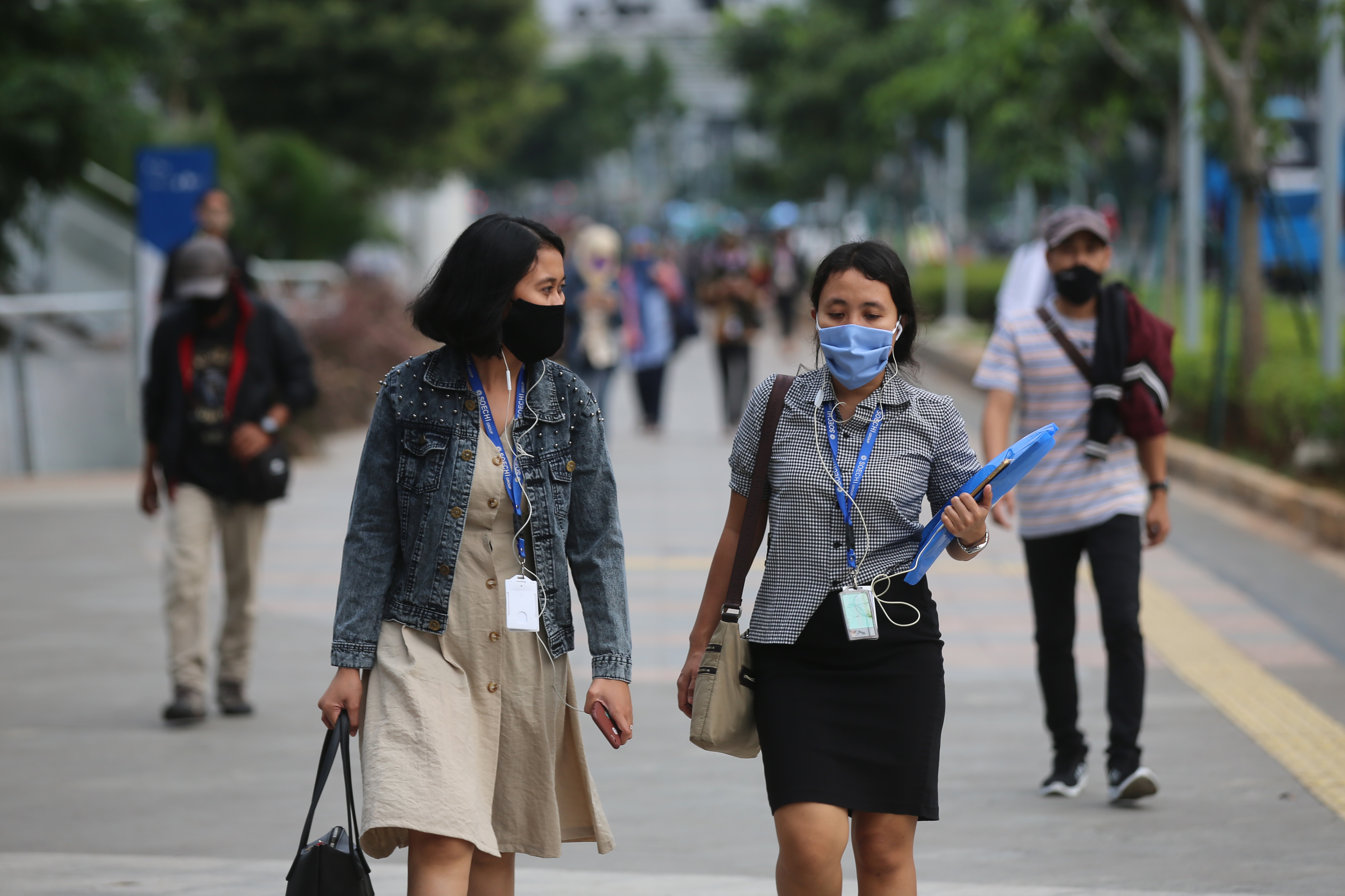 Para pekerja wajib mengenakan masker 