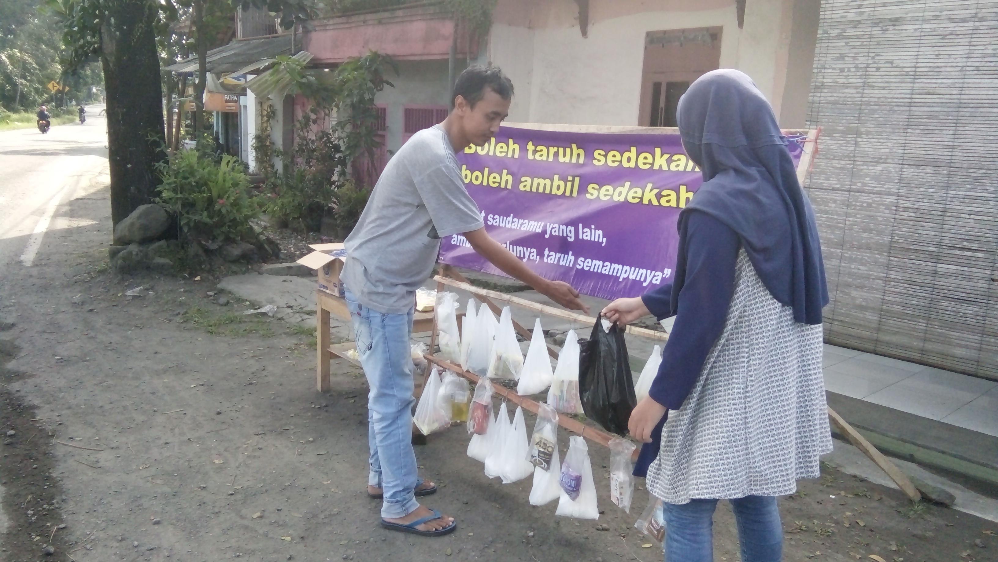Hermawan menggelar bahan pangan yang boleh diambil gratis oleh masyarakat yang melintasi jalan raya Ciawi-Singaparna Kabupaten Tasikmalaya.