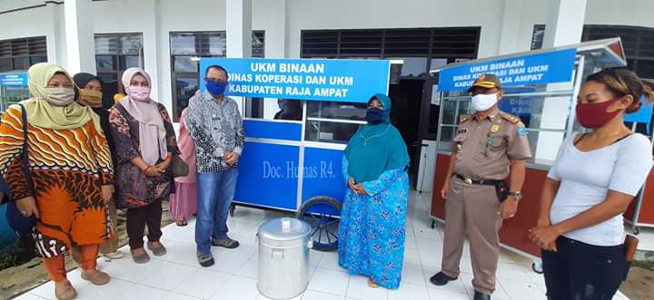 DINAS Koperasi dan UKM Kabupaten Raja Ampat, menyerahkan 40 unit gerobak bagi pelaku UKM, Jumat (5/6)
