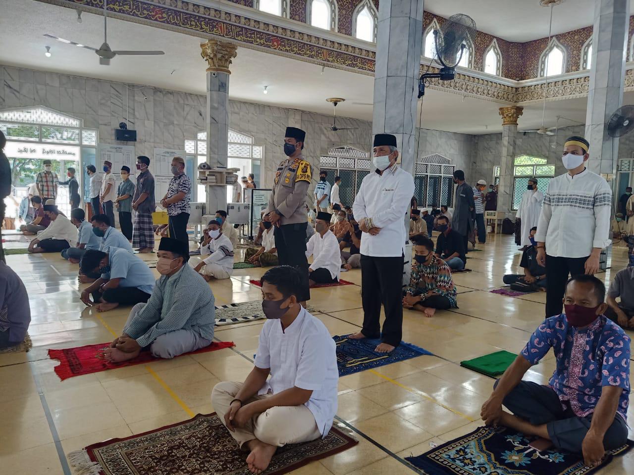 Pelaksanaan salat jumat di Masjid Agung Sholihin