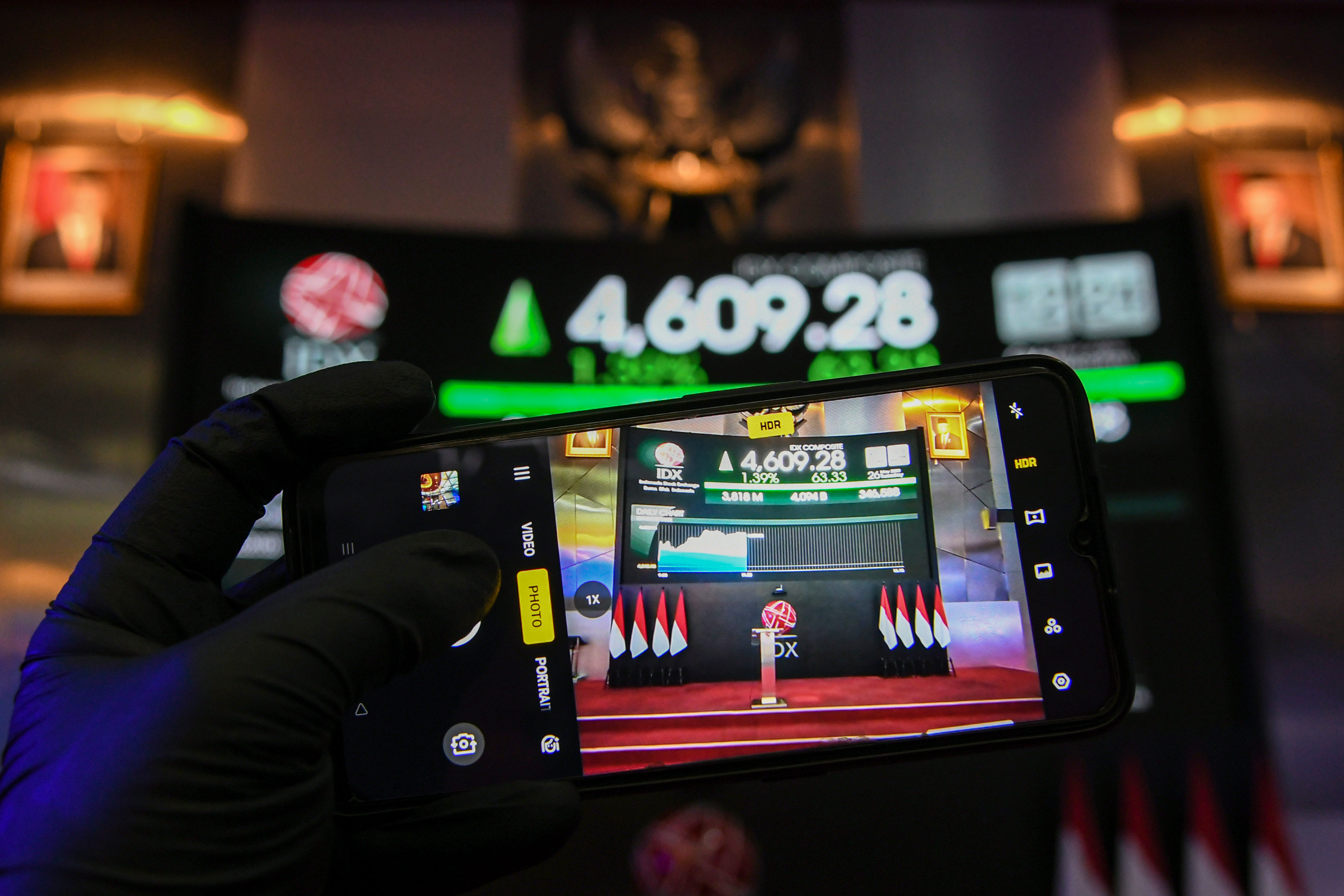 Layar menampilkan pergerakan Indeks Harga Saham Gabungan (IHSG) saat dibukanya perdagangan saham di gedung Bursa Efek Indonesia, Jakarta