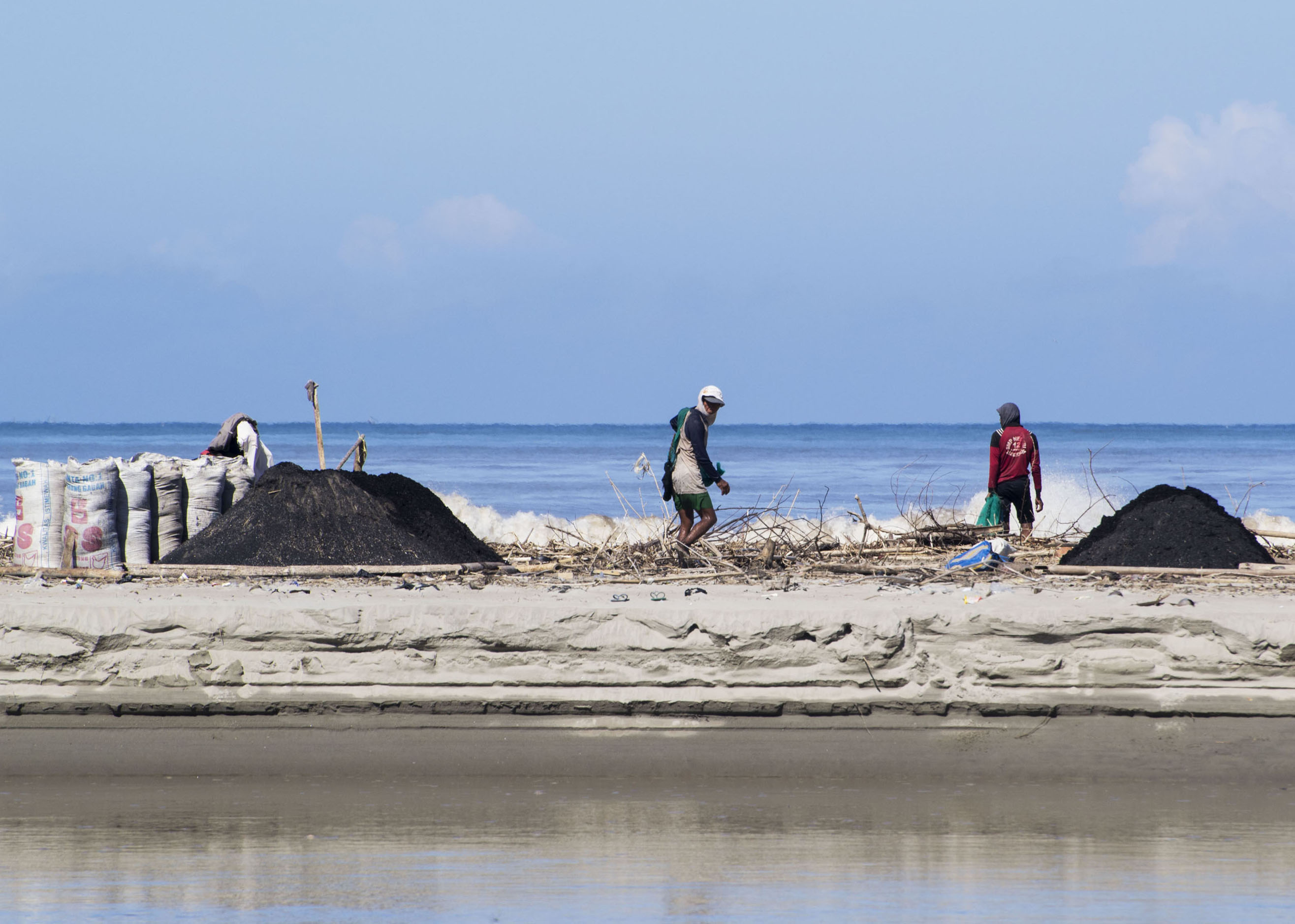 Ilustrasi limbah batu bara bermuara di pantai Kota Bengkulu