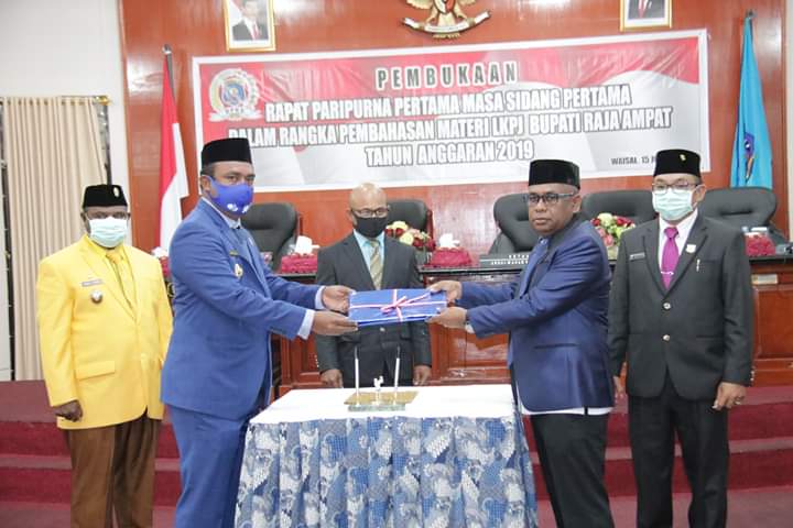  Bupati Raja Ampat Abdul Faris Umlati  (kiri) menyerahkan LKPj kepada Ketua DPRD Raja Ampat, Abdul Wahab Warwey