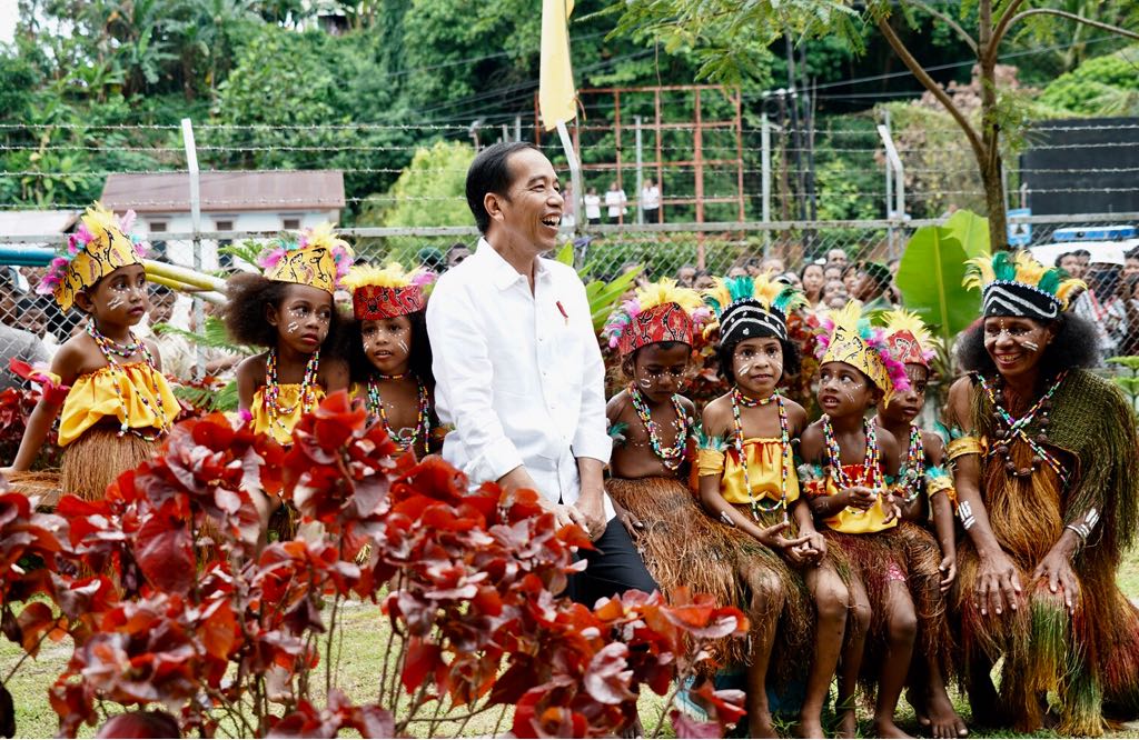 Presiden Joko Widodo berfoto dengan anak-anak di Kota Sorong, Papua Barat.