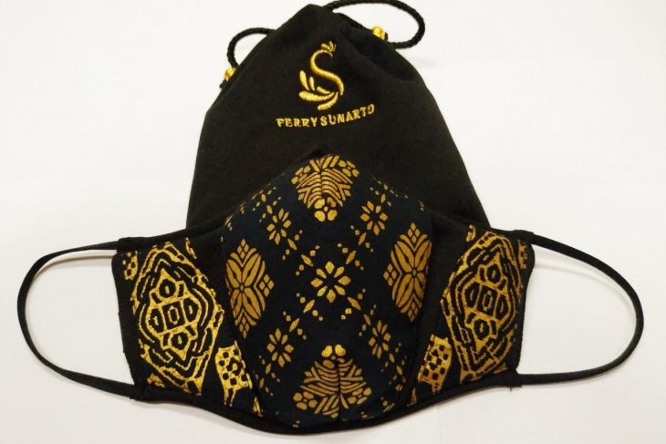 Masker karya perancang fesyen Ferry Sunarto asal Bandung.