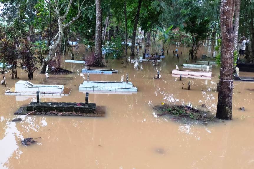 Sebanyak 500 makam di TPU Kampung Cicalung, Desa Tanjungsari, Kecamatan Sukaresik, Kab Tasikmalaya, sudah dua hari tergenang.