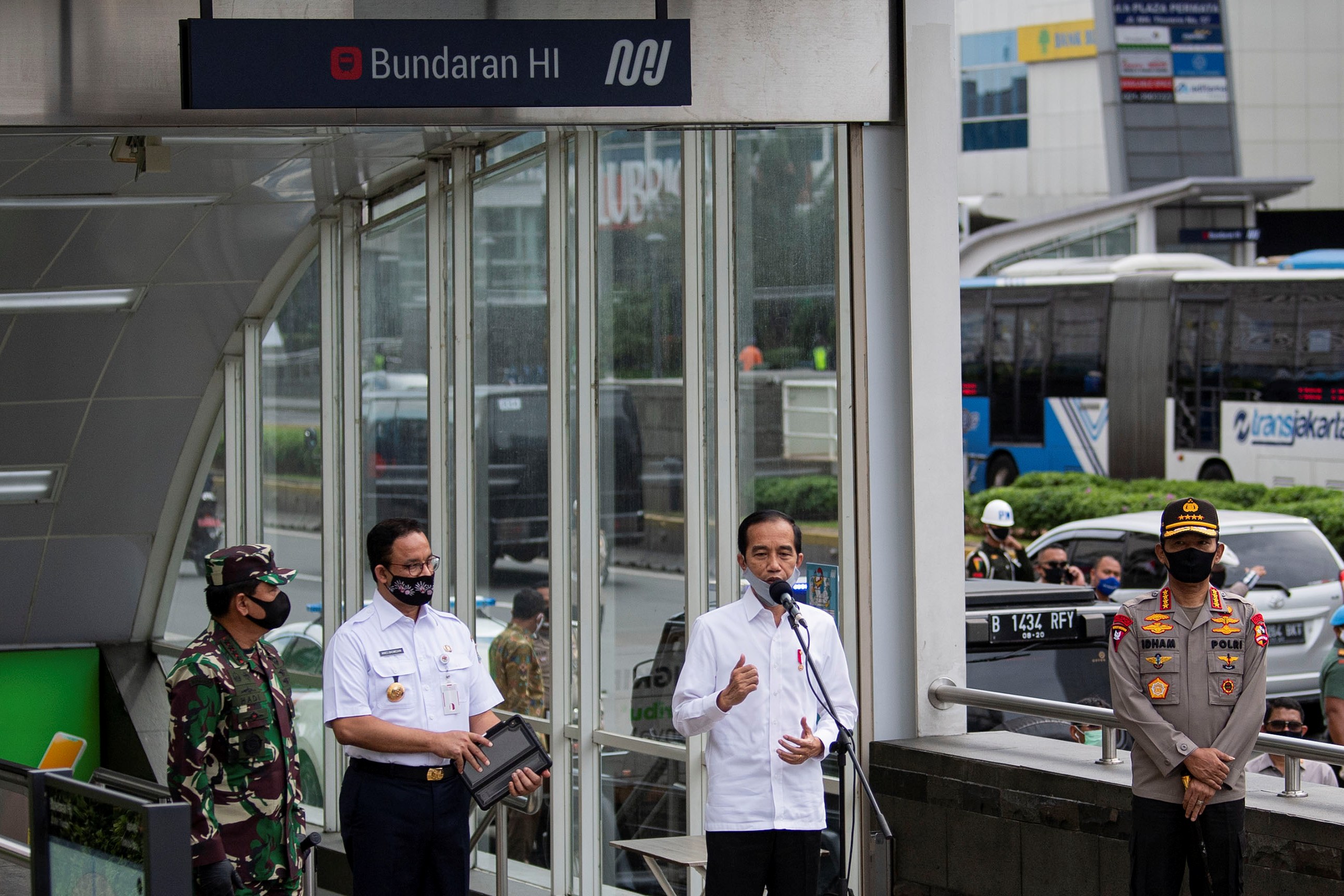 Dari kiri: Panglima TNI Marsekal Hadi Tjahjanto, Gubernur DKI Jakarta Anies Baswedan, Presiden Joko Widodo, Kapolri Jenderal Idham Aziz.