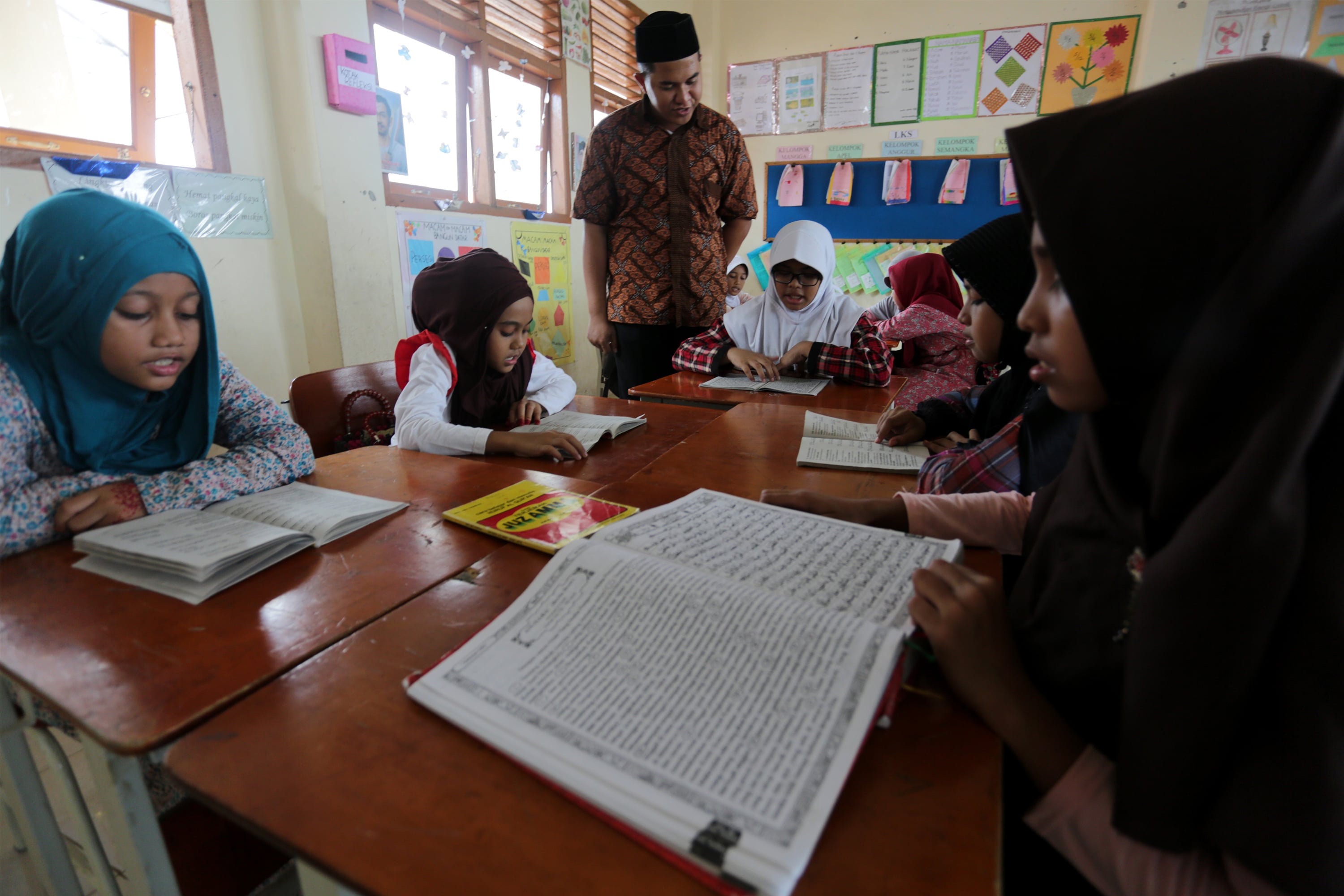 Siswa mengikuti pelajaran agama Islam