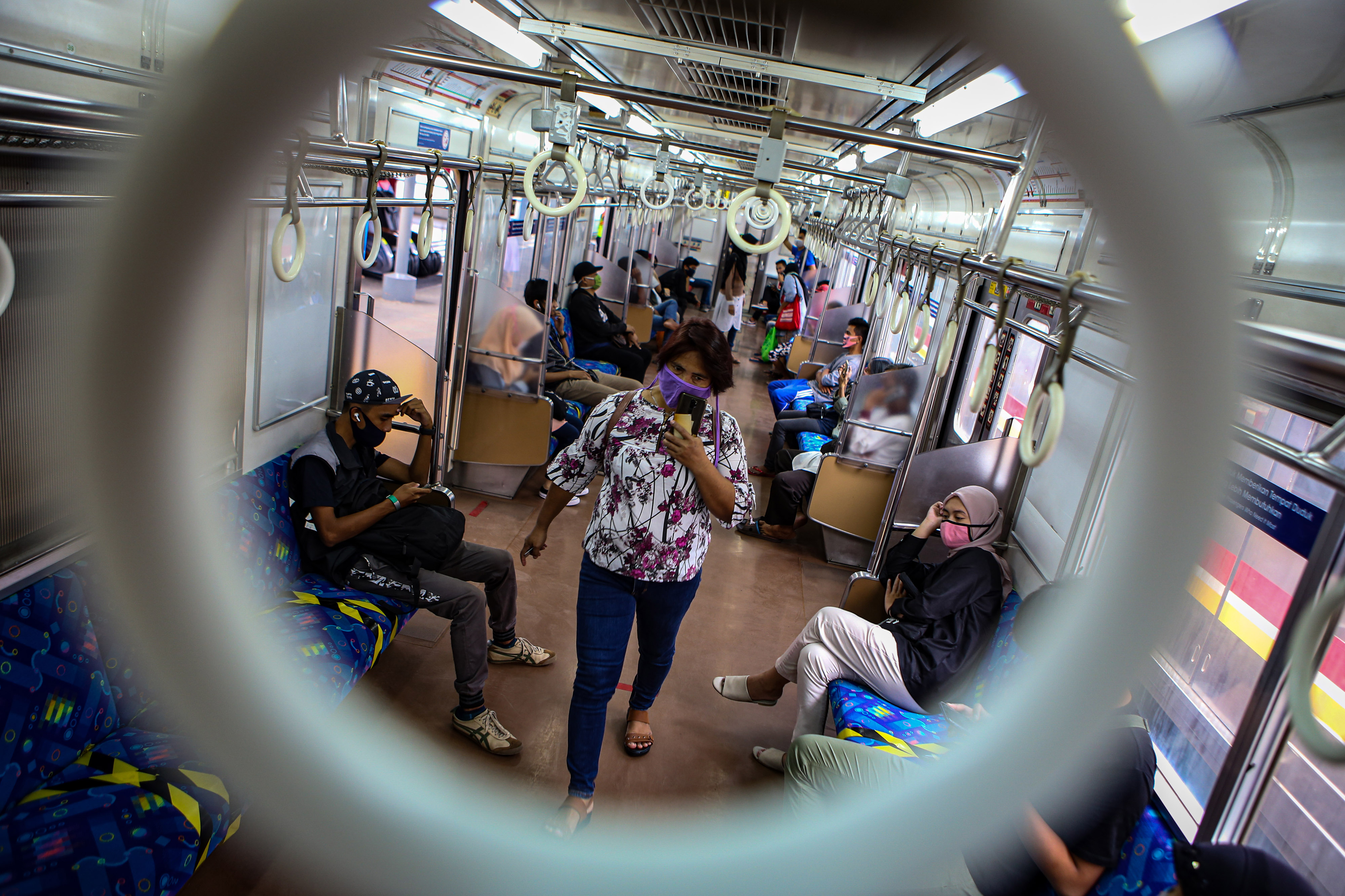 Sejumlah penumpang berada di gerbong KRL di Stasiun Tangerang, Banten, Minggu (7/6).