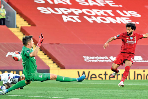 : Bintang Liverpool Mohamed Salah (kanan) melesakkan gol kedua untuk timnya saat menghadapi Crystal Palace 
