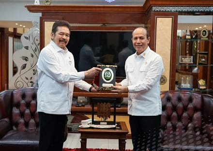 Jaksa Agung RI Sanitiar Burhanuddin (kiri) menerima kunjungan Kepala BNPT Boy Rafli Amar (kanan)