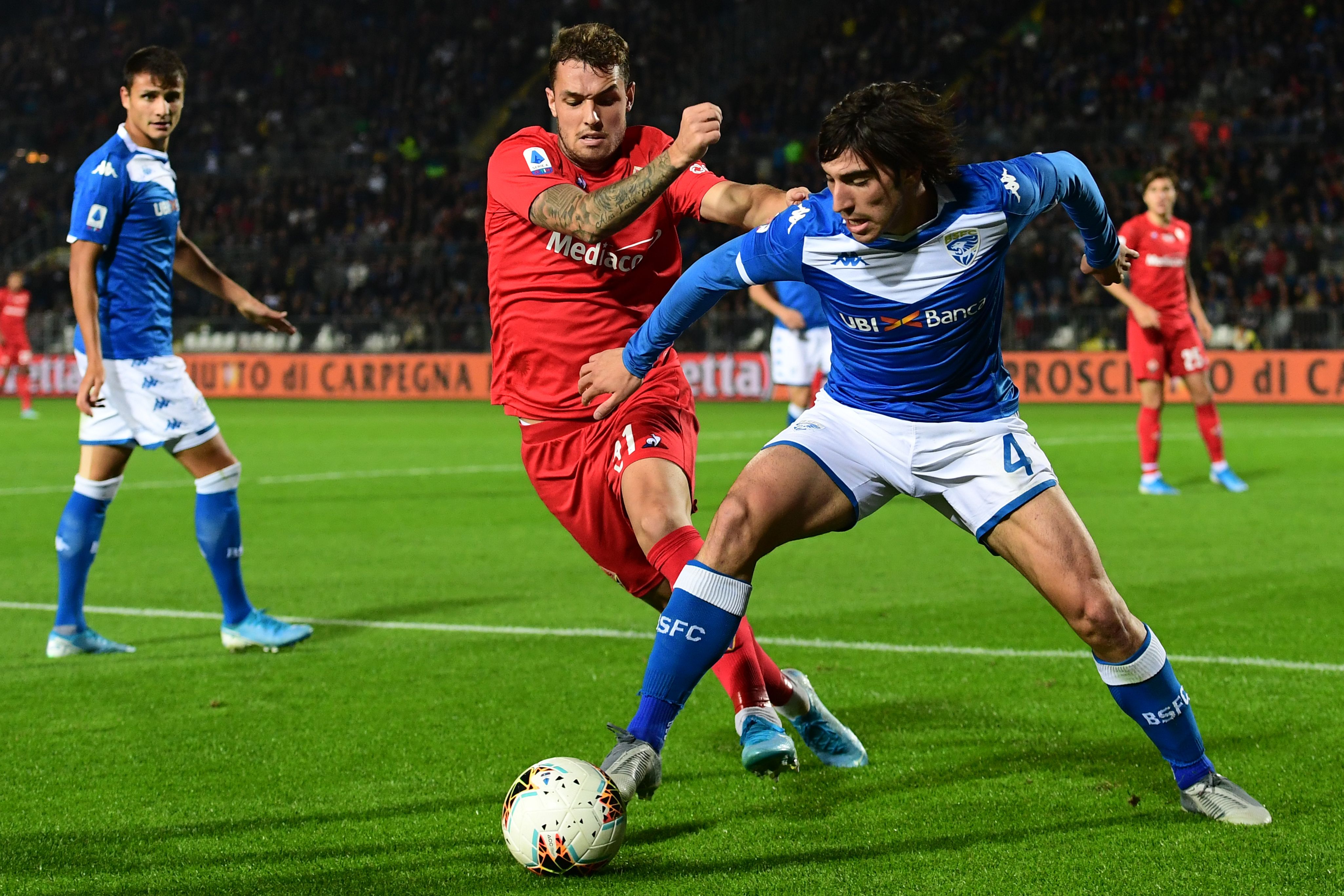 Gelandang Brescia Sandro Tonali (berbaju biru)