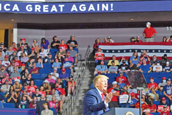 Presiden Amerika Serikat Donald Trump (bawah tengah) berkampanye di Gedung Bank of Oklahoma Center, Tulsa, Oklahoma, AS