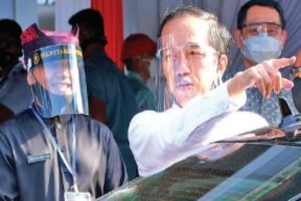 Presiden Joko Widodo dan Bupati Banyuwangi Abdullah Azwar Anas meninjau layanan kependudukan di Pasar Pelayanan Publik Rogojampi, Banyuwangi