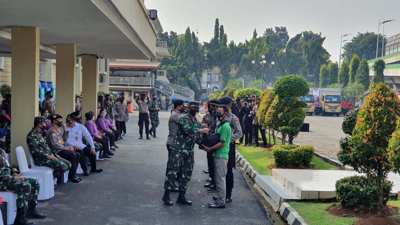 POLRI dan TNI yang termasuk dalam bagian alumni AKABRI 89 bagikan 22.550 paket sembako bansos kepada masyarakat yang terdampak covid-19.