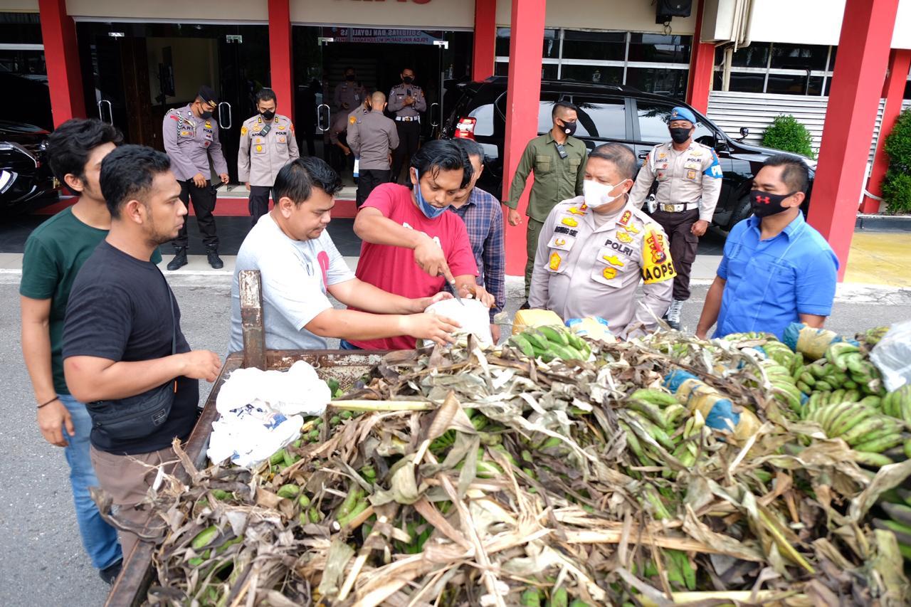 Direktorat Reserse Narkoba Polda Riau berhasil mengungkap tindak pidana narkotika jenis ganja sebanyak 100 kilogram (Kg) asal Aceh.